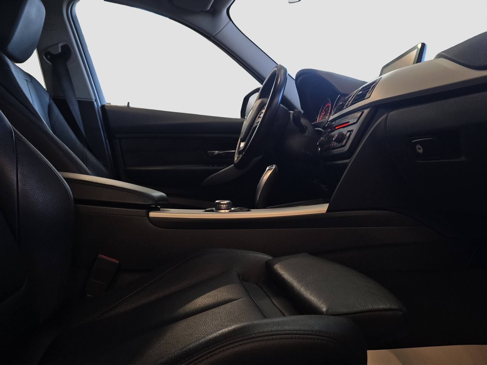 BMW 320i xDrive Steptronic-image-13