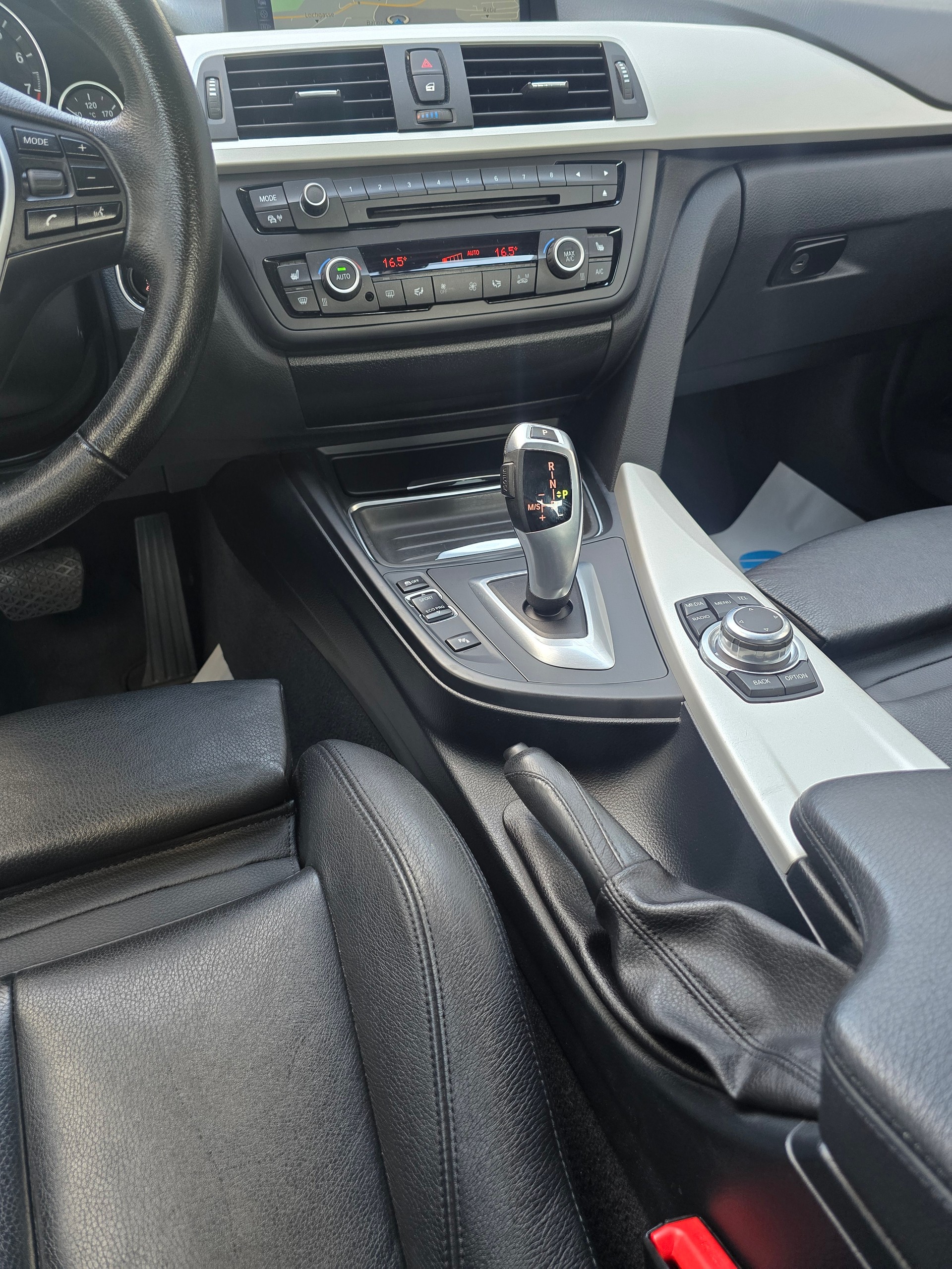 BMW 320i xDrive Steptronic-image-15
