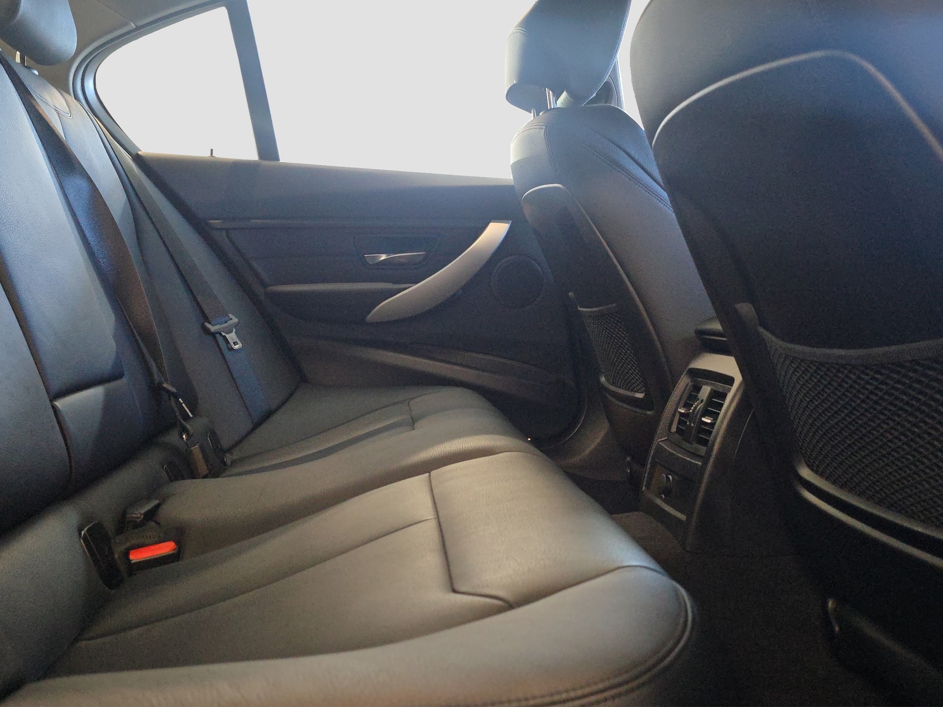 BMW 320i xDrive Steptronic-image-14