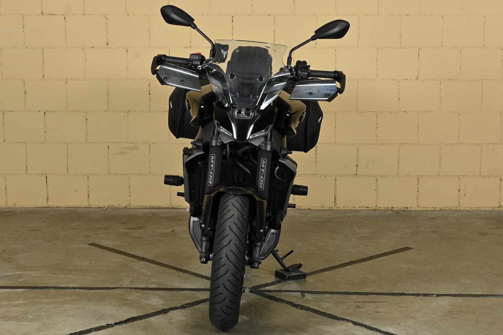 YAMAHA MT-09-showroom-element-2