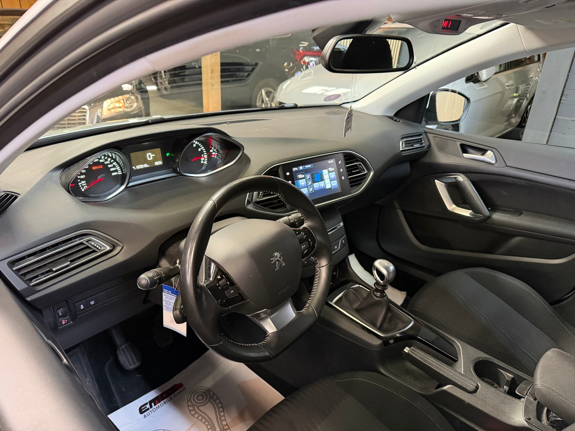 PEUGEOT 308 SW 1.2 THP Allure-image-8