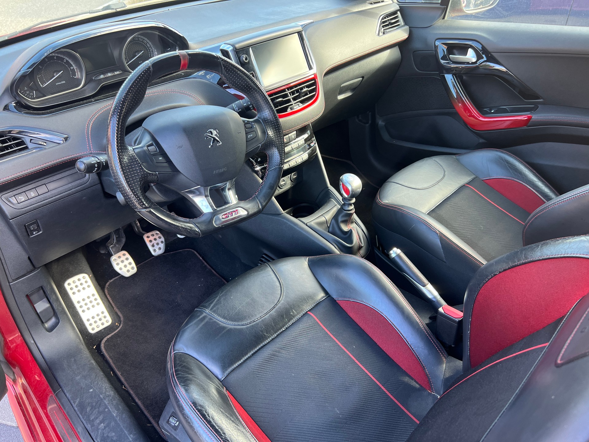 PEUGEOT 208 1.6 Turbo GTi-image-5