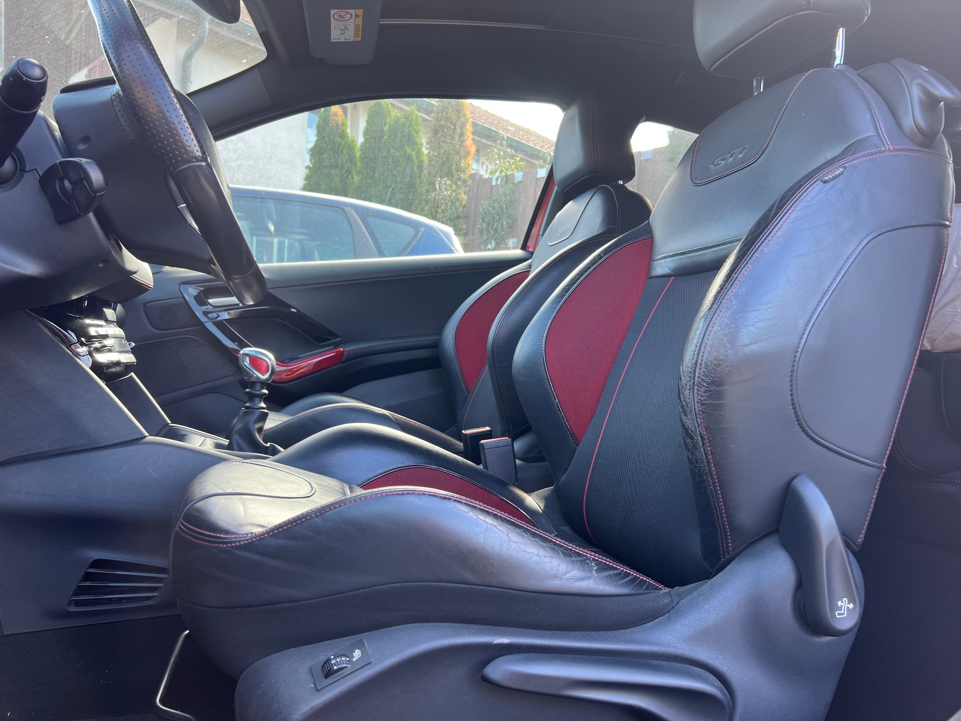 PEUGEOT 208 1.6 Turbo GTi-image-4