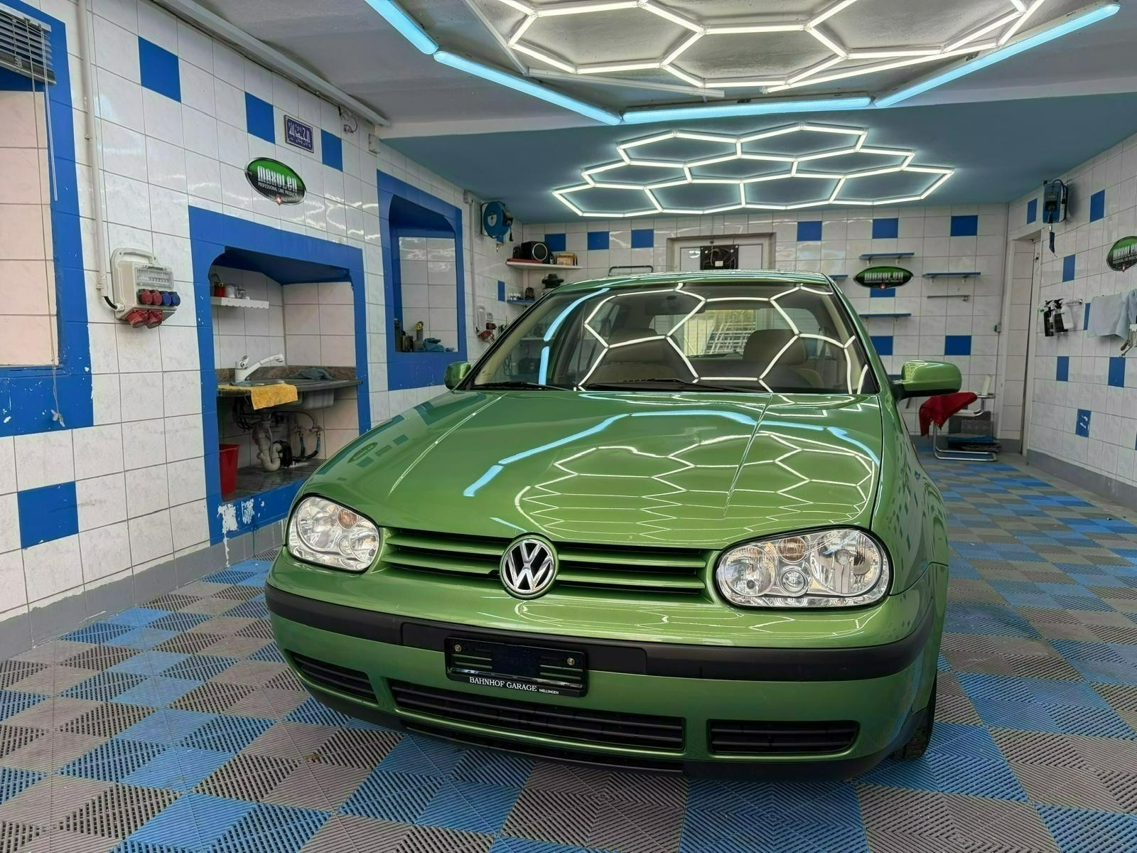 VW Golf 1.6-showroom-element-1