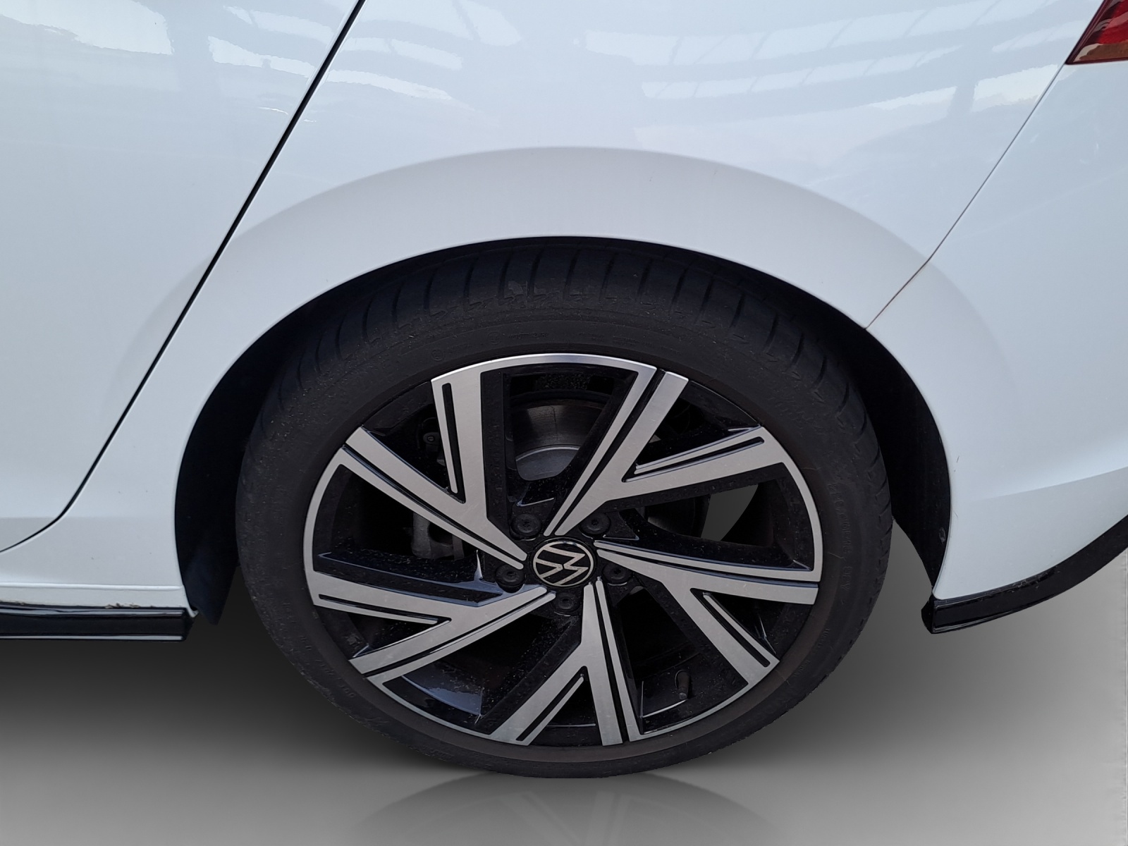 VW Golf 1.5 eTSI mHEV ACT R-Line DSG-image-13