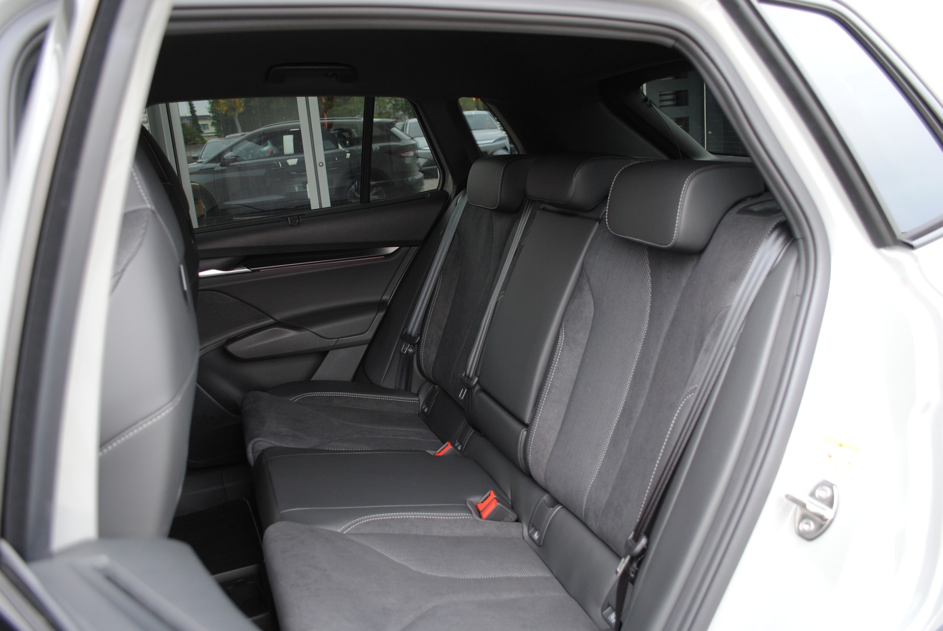 SKODA Elroq 85x Sportline 4x4-image-14