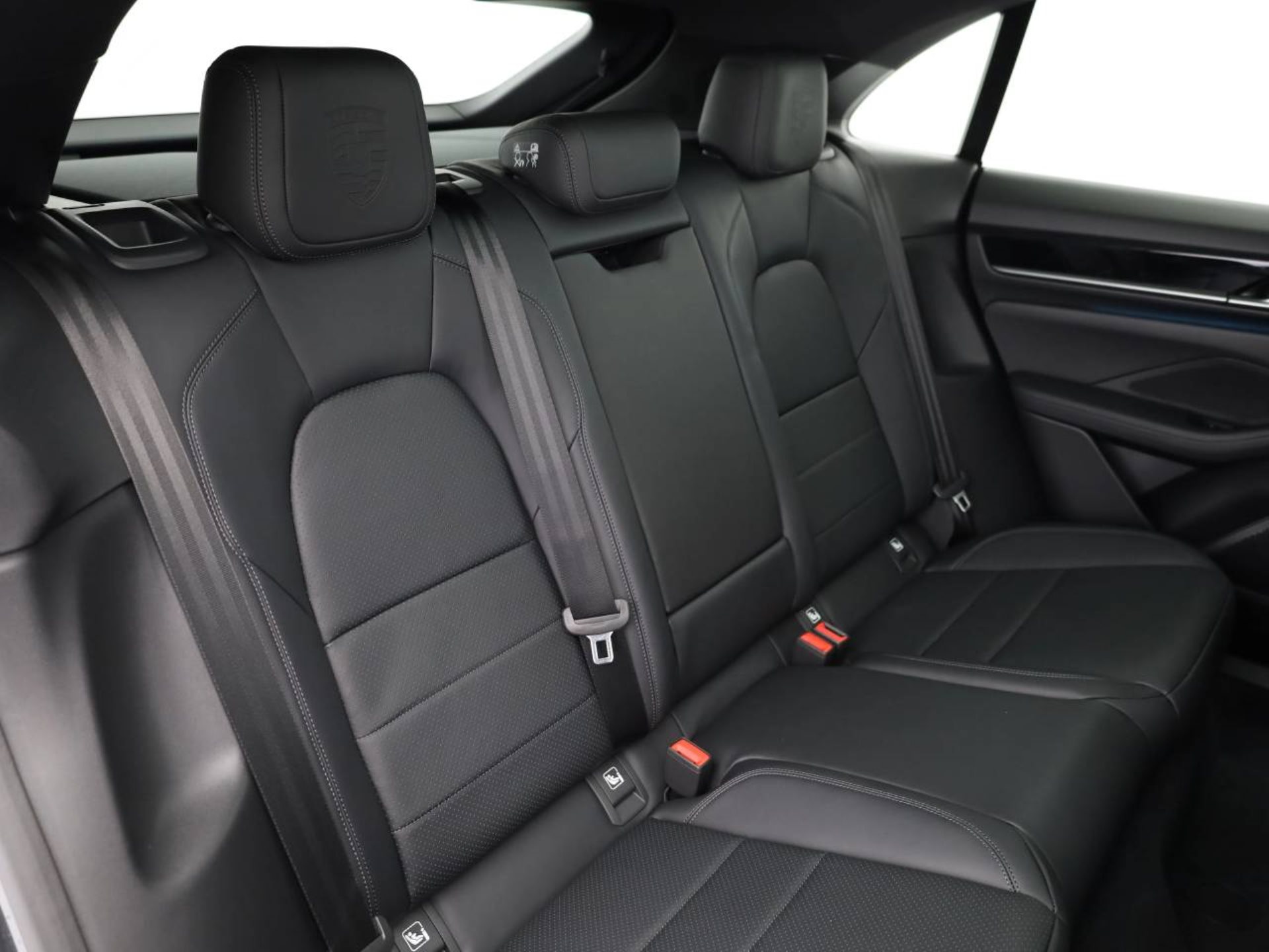 PORSCHE Macan 4S-image-18