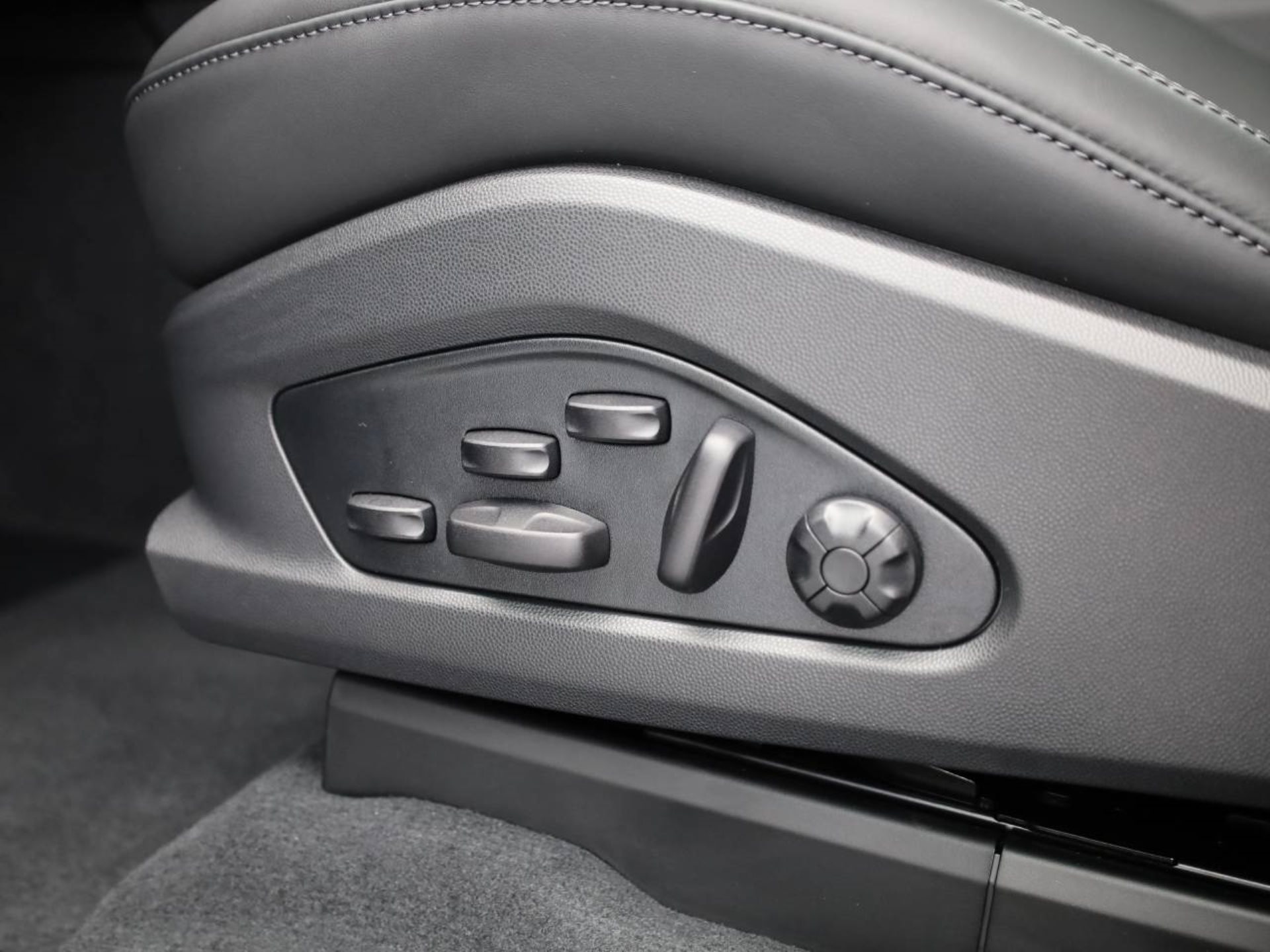PORSCHE Macan 4S-image-17