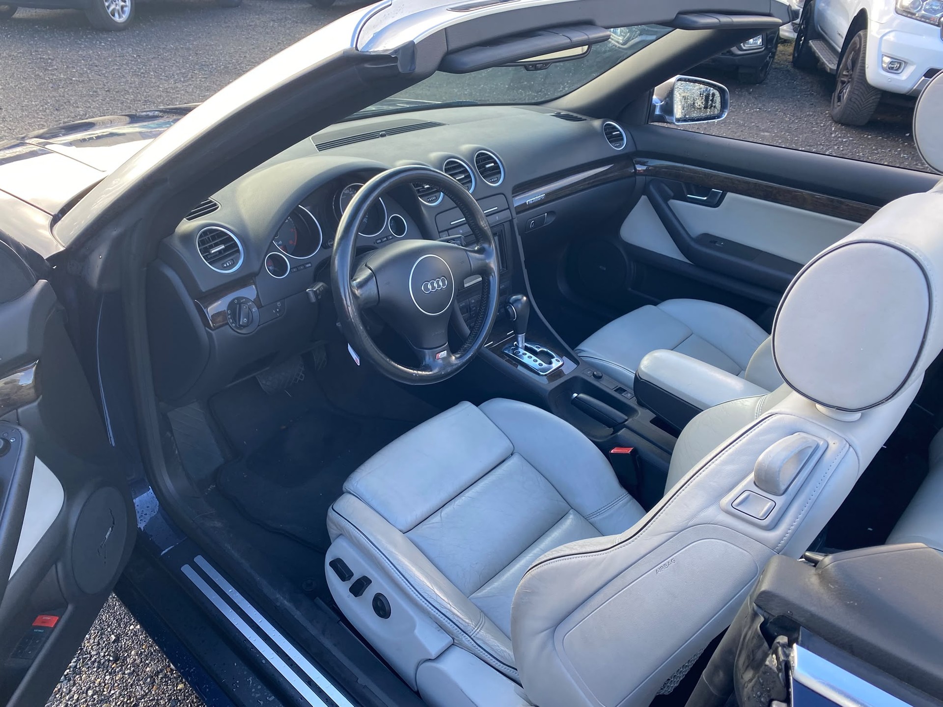 AUDI S4 Cabriolet 4.2 V8 quattro-image-12