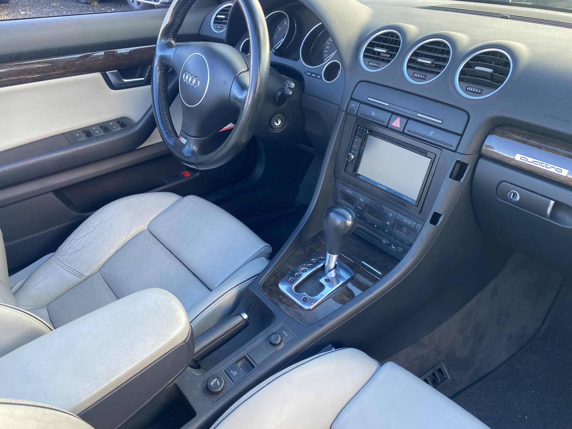 AUDI S4 Cabriolet 4.2 V8 quattro-image-9