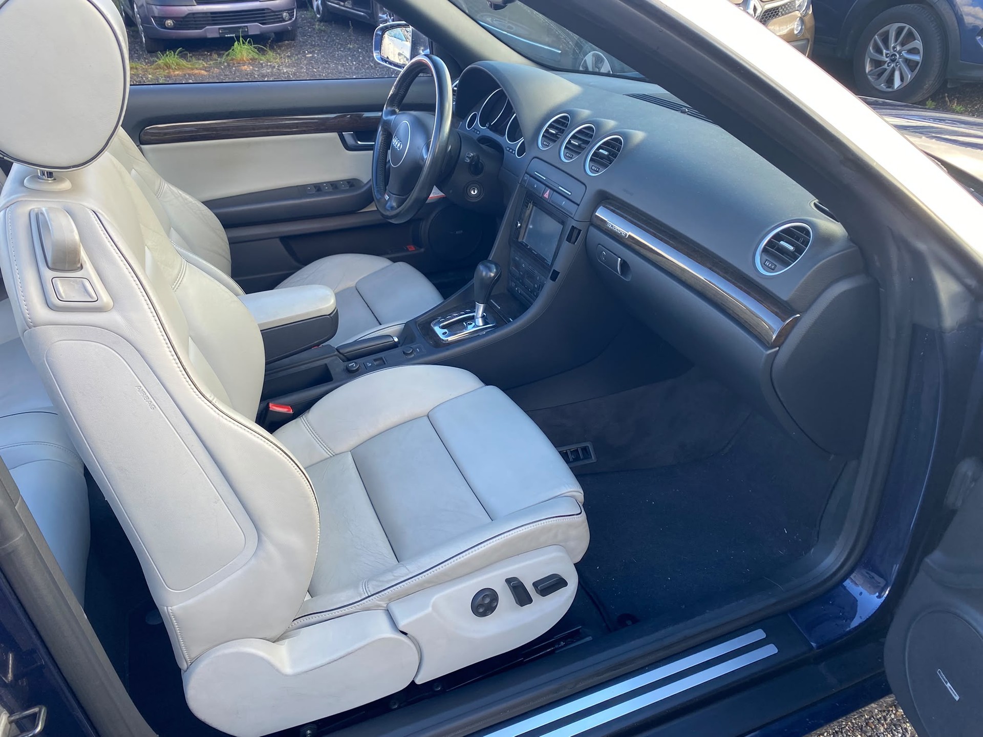 AUDI S4 Cabriolet 4.2 V8 quattro-image-11