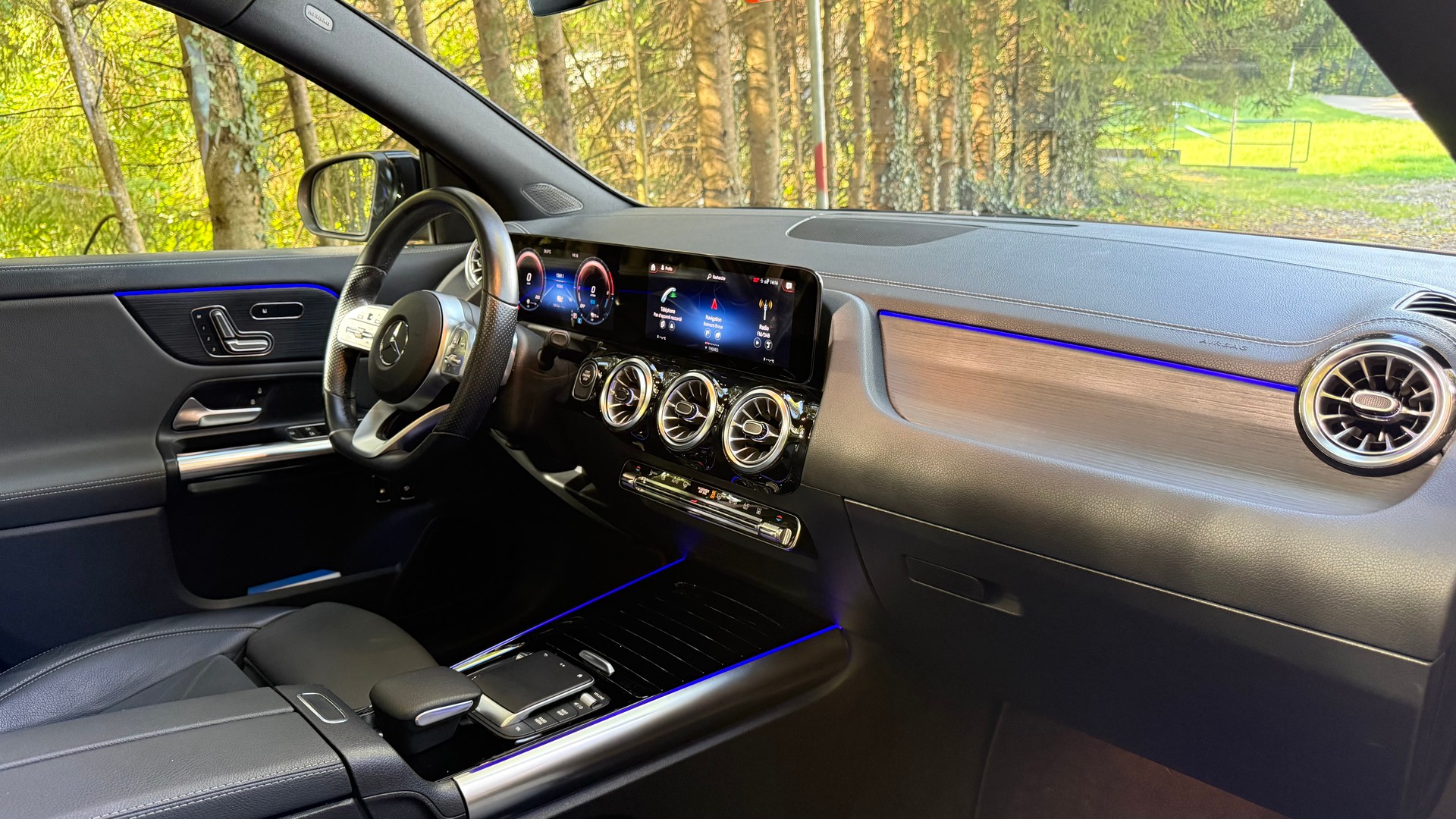 MERCEDES-BENZ GLA 250e AMG Line 8G-DCT-image-12