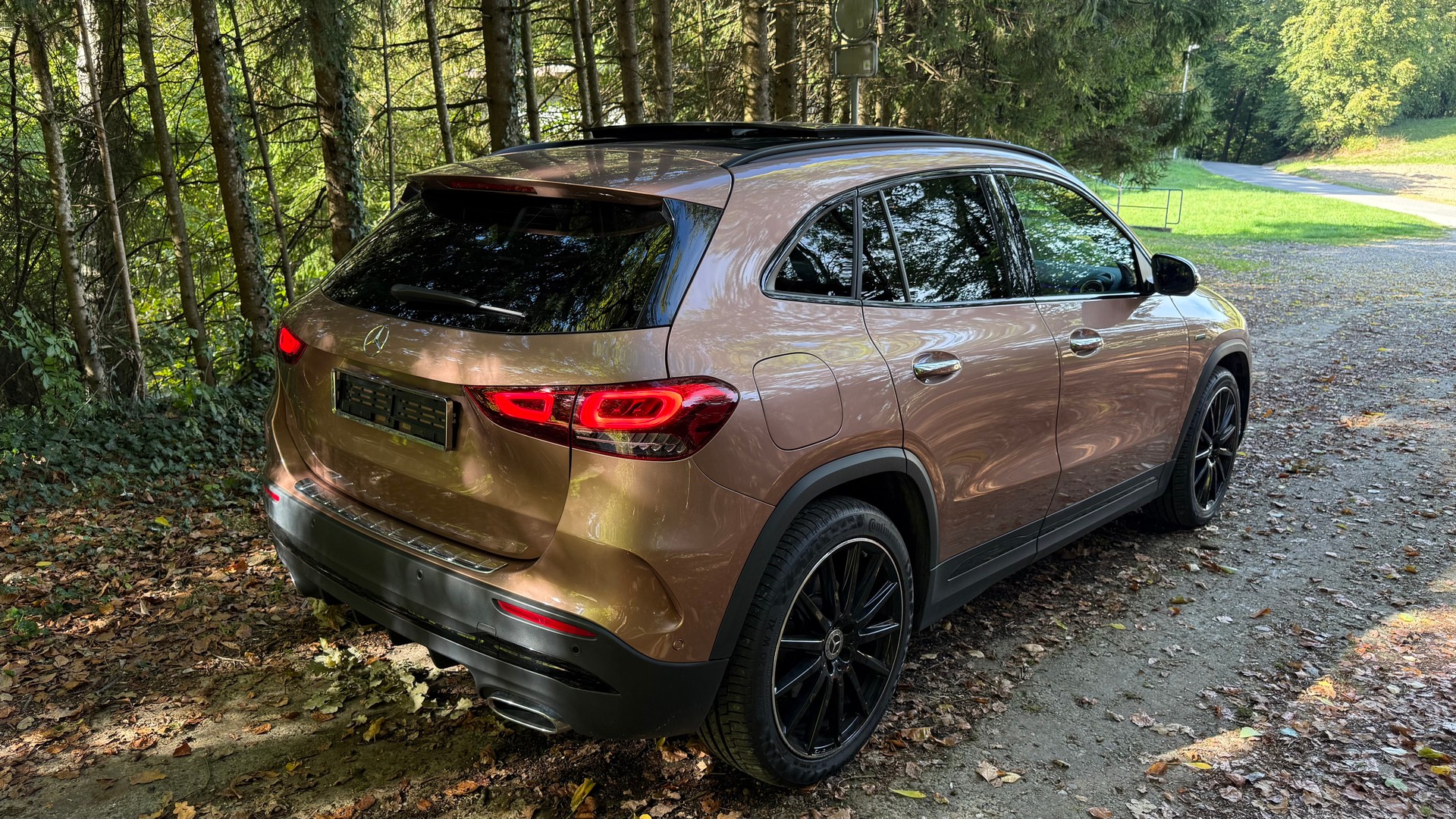 MERCEDES-BENZ GLA 250e AMG Line 8G-DCT-image-3