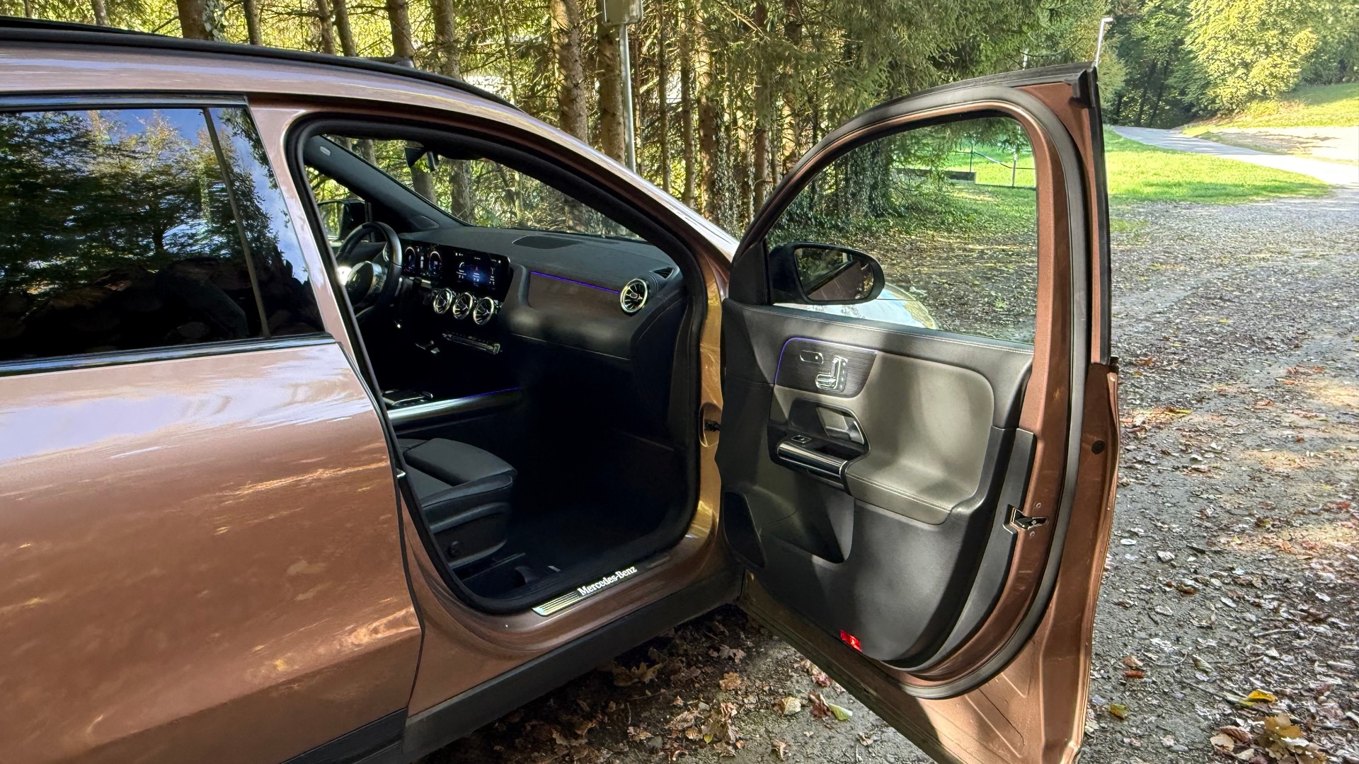 MERCEDES-BENZ GLA 250e AMG Line 8G-DCT-image-7