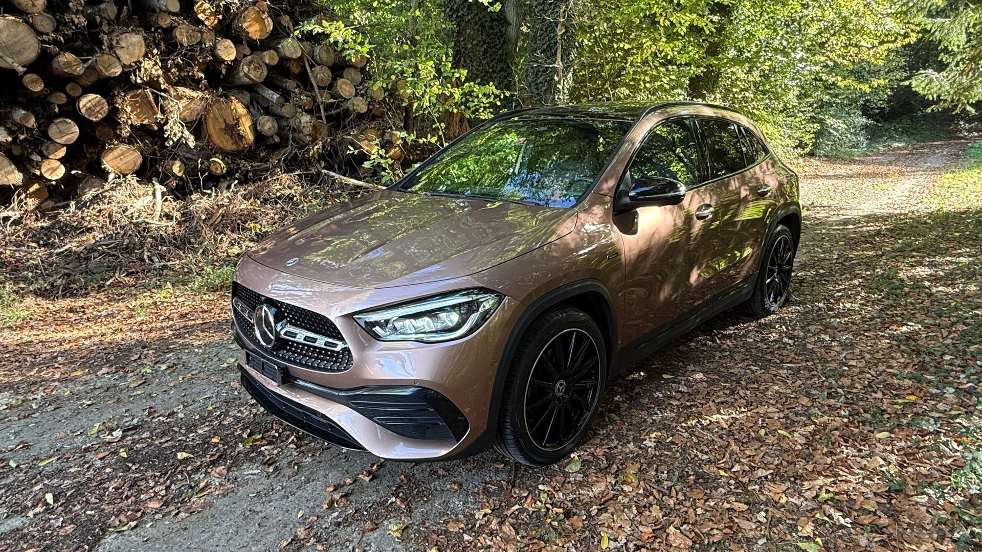 MERCEDES-BENZ GLA 250e AMG Line 8G-DCT-image-2