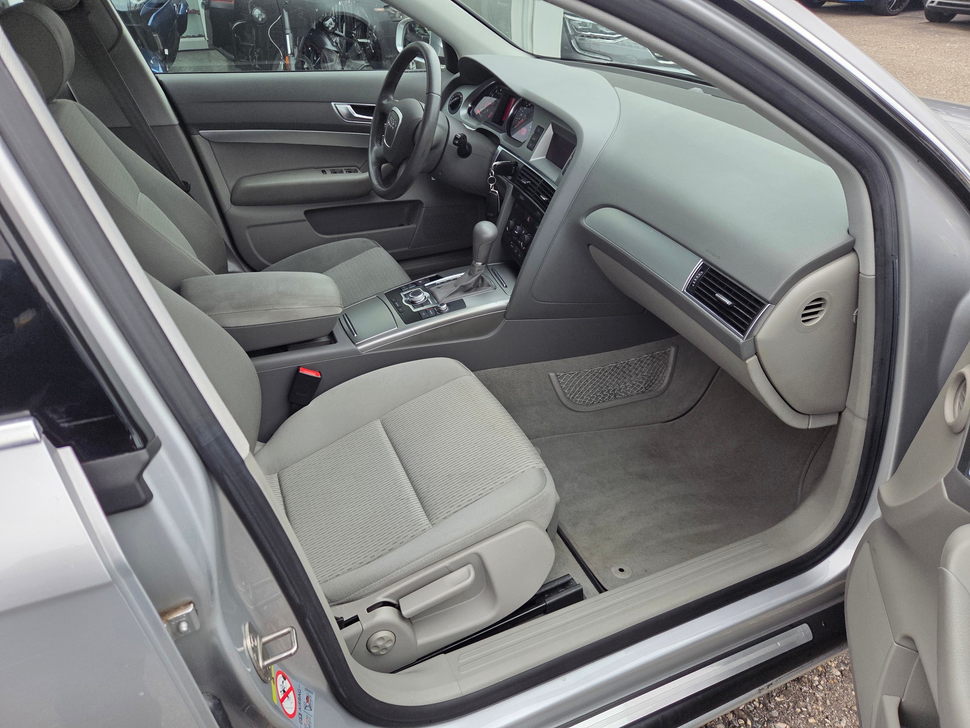 AUDI A6 Limousine 2.4 V6-image-8