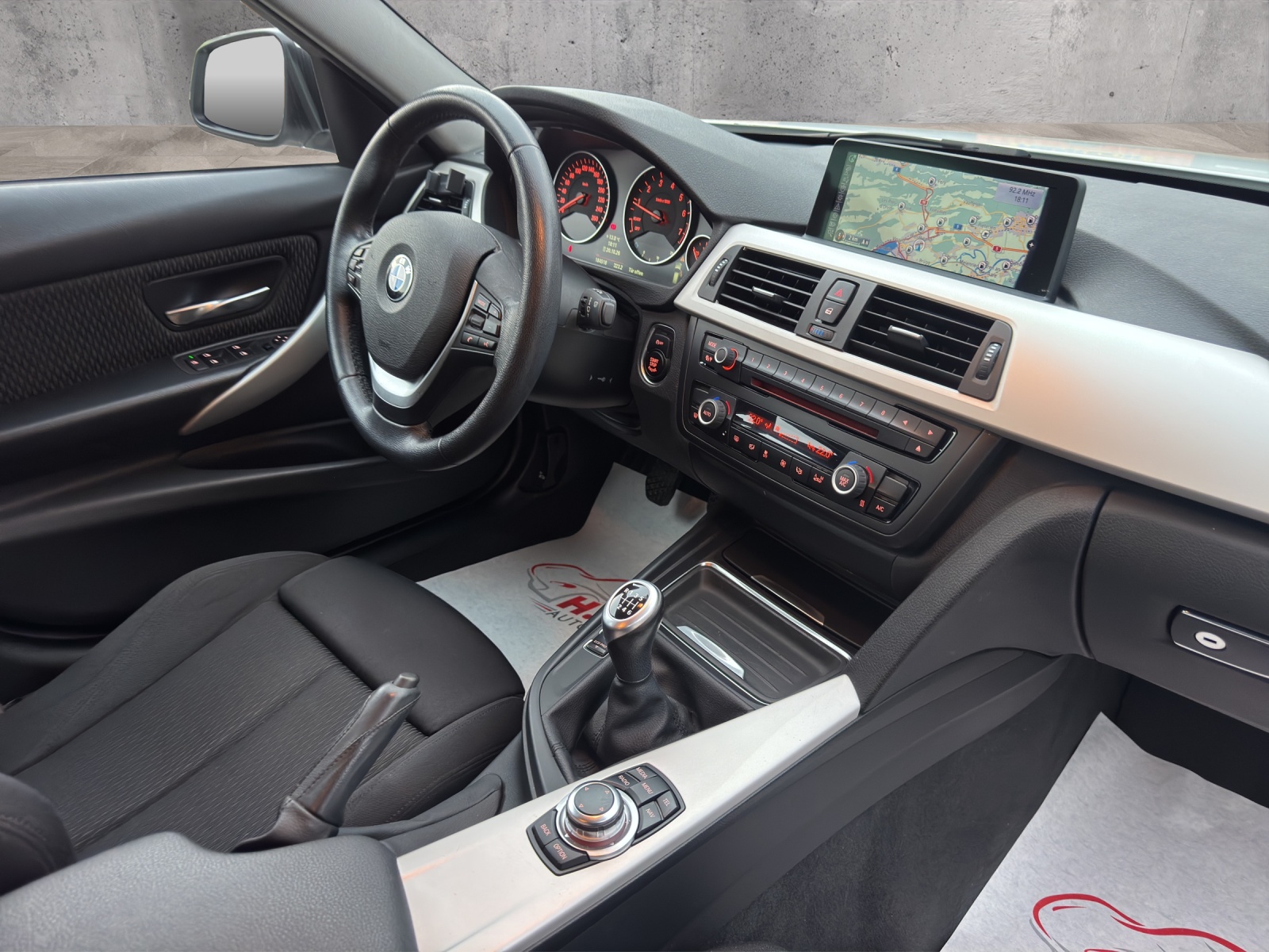 BMW 320i Touring-image-12