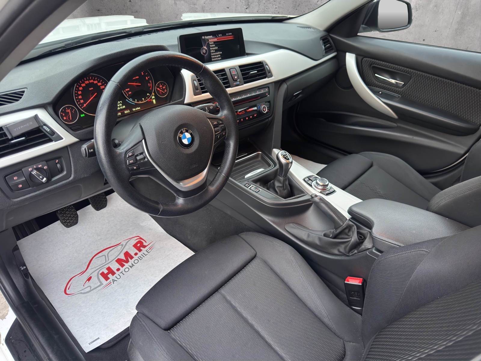 BMW 320i Touring-image-8