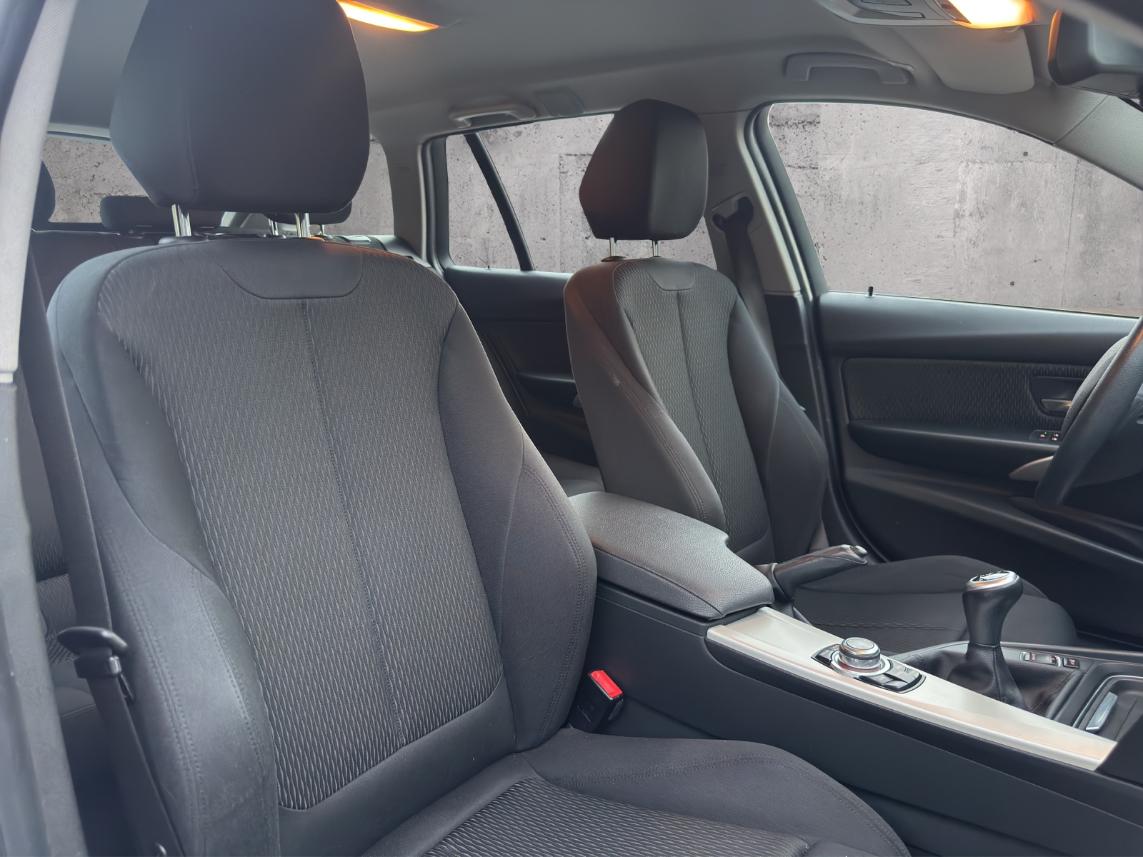 BMW 320i Touring-image-13