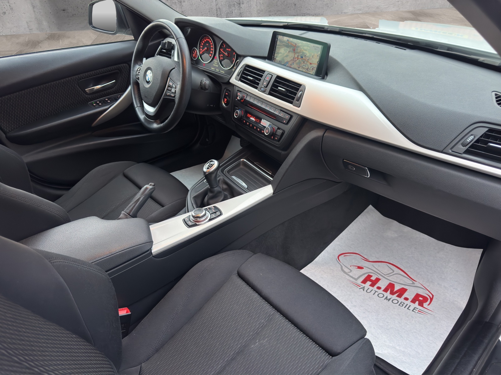 BMW 320i Touring-image-10