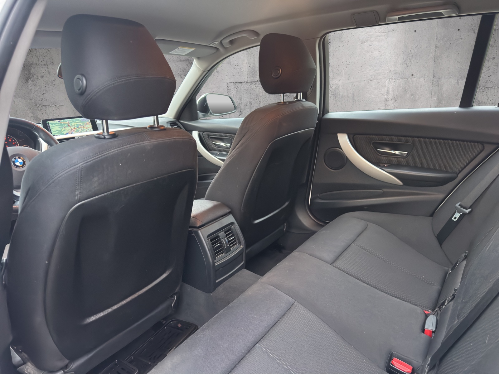 BMW 320i Touring-image-14