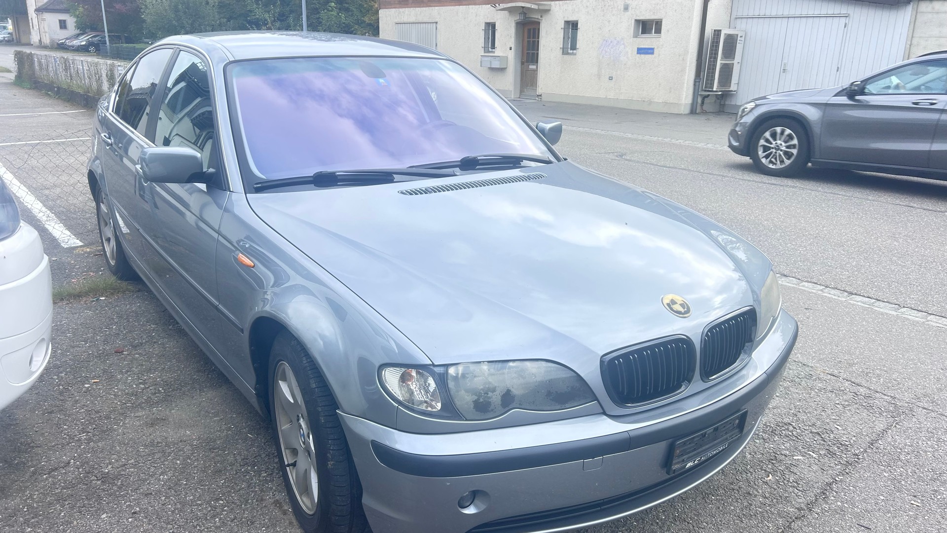 BMW 320i-image-2