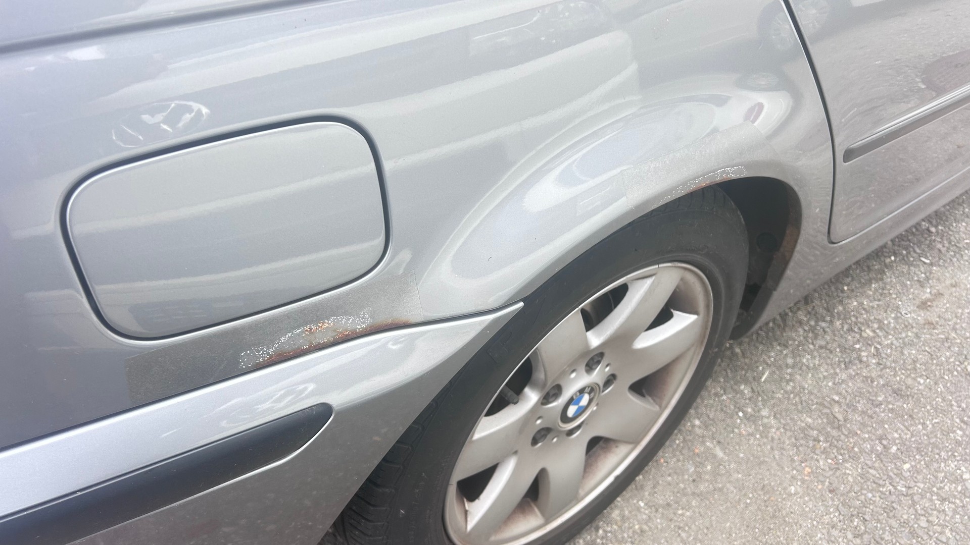BMW 320i-image-6