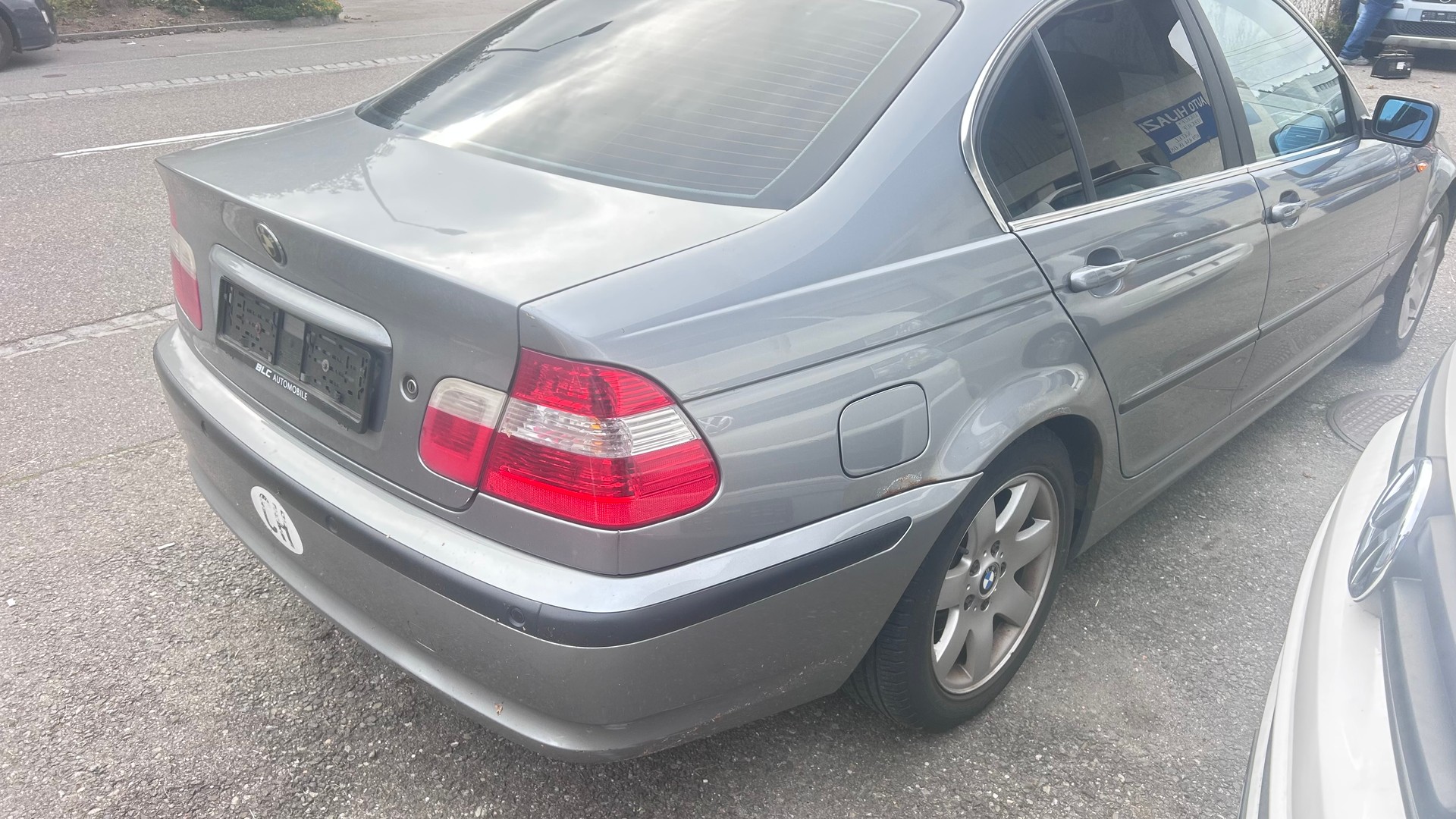 BMW 320i-image-5