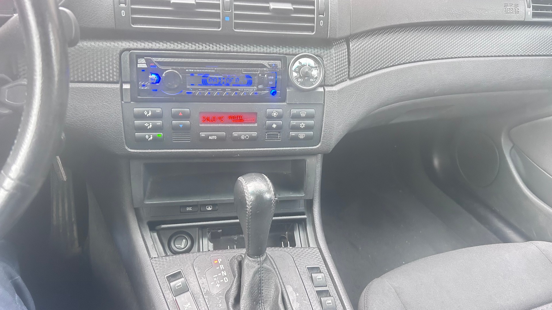 BMW 320i-image-10