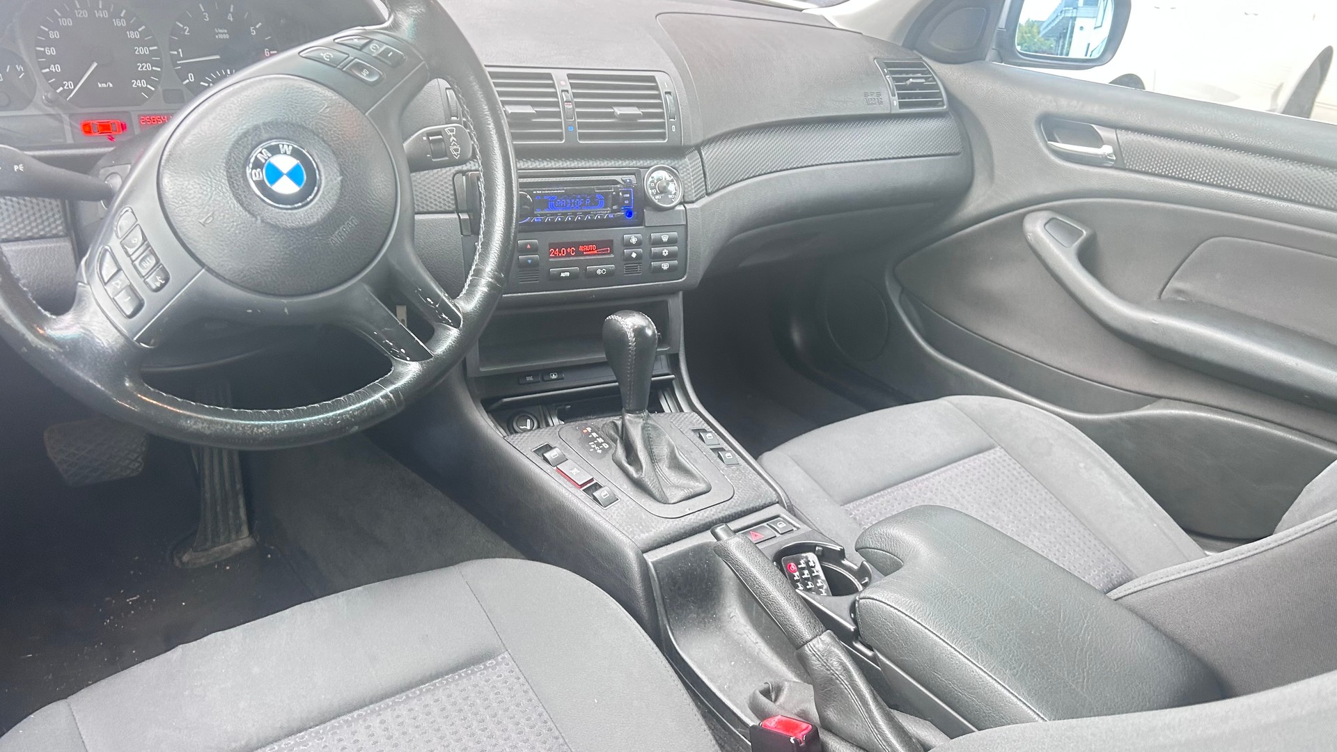 BMW 320i-image-8