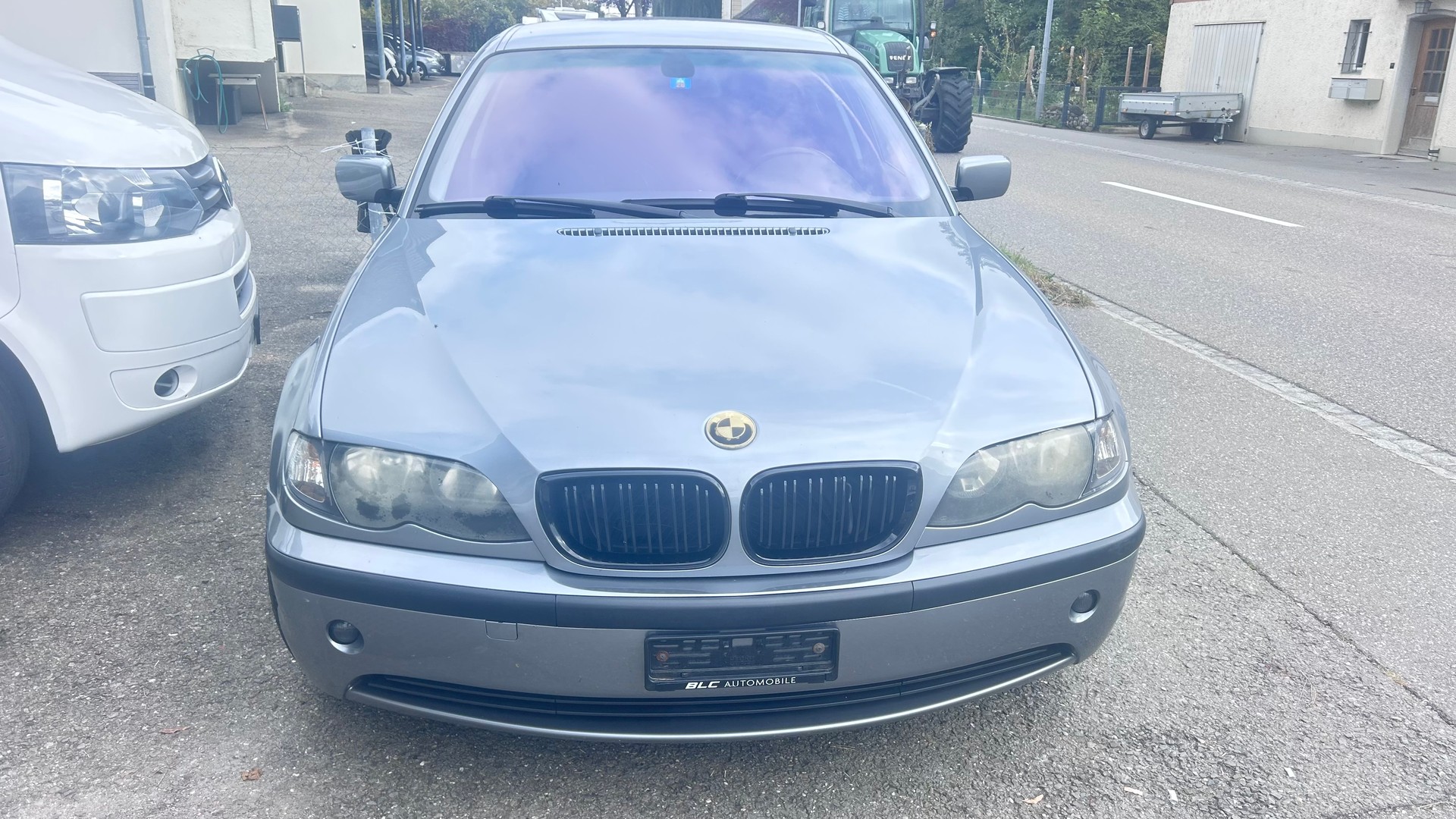 BMW 320i-image-3
