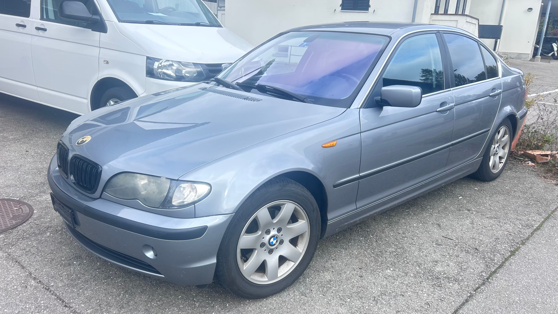 BMW 320i-image-0