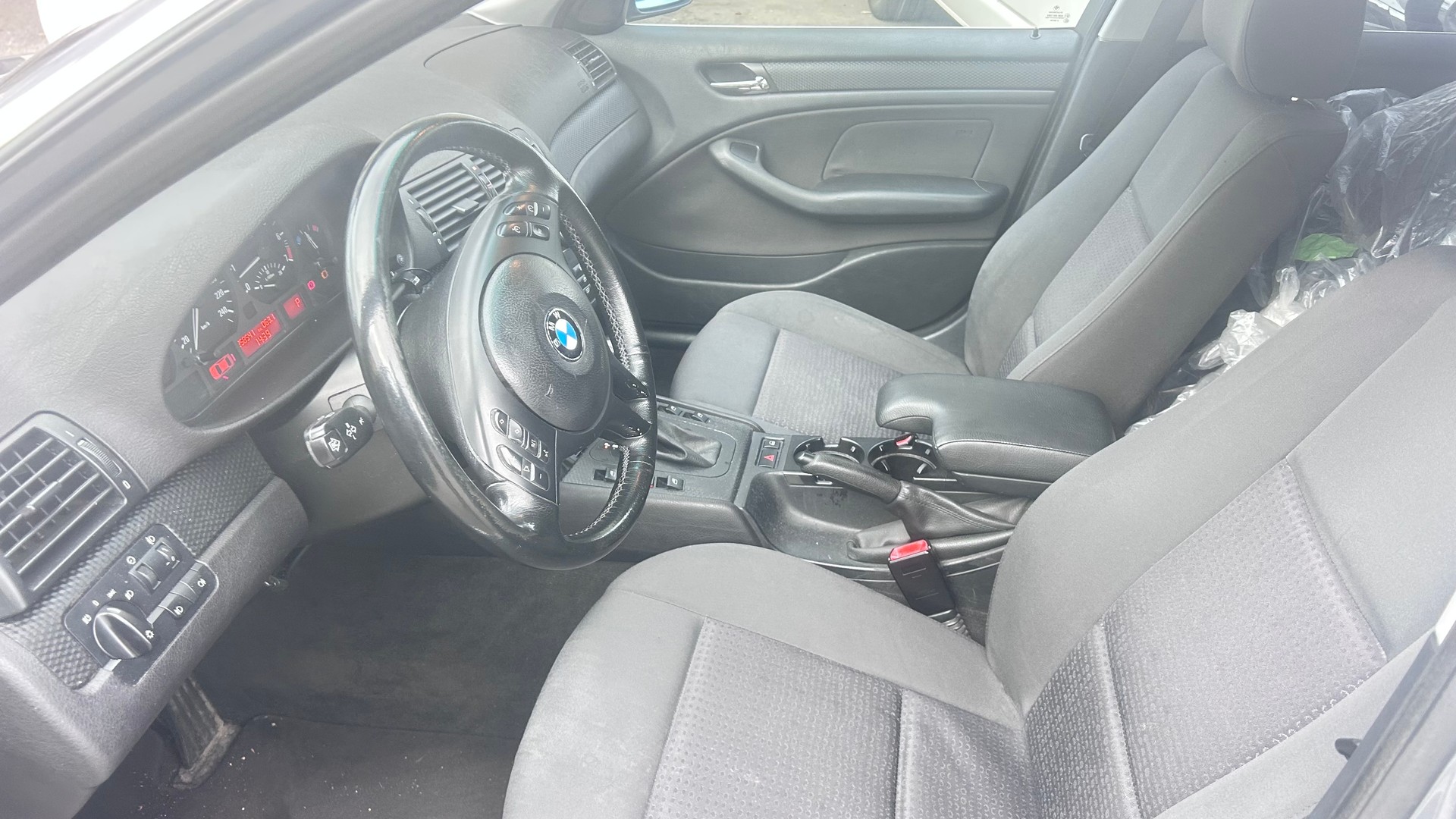 BMW 320i-image-9