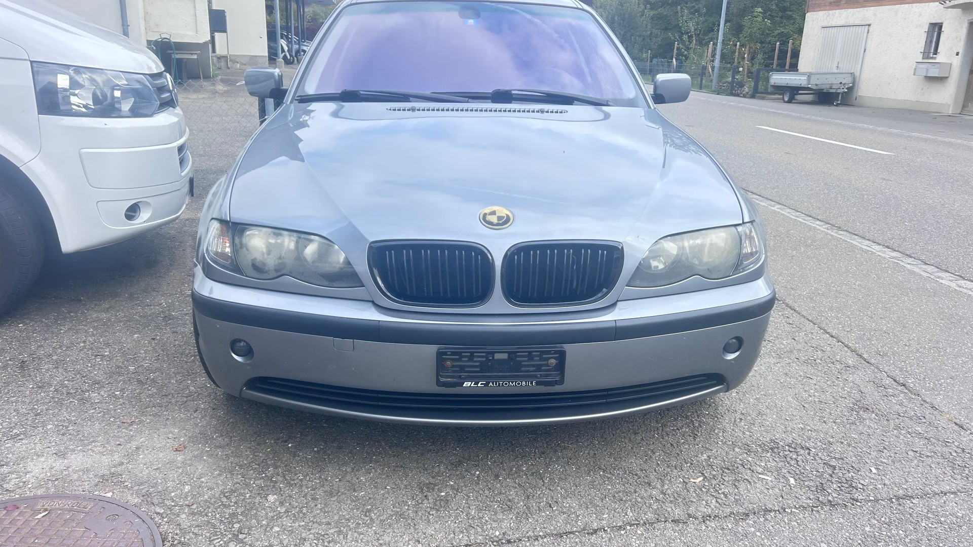 BMW 320i-image-1
