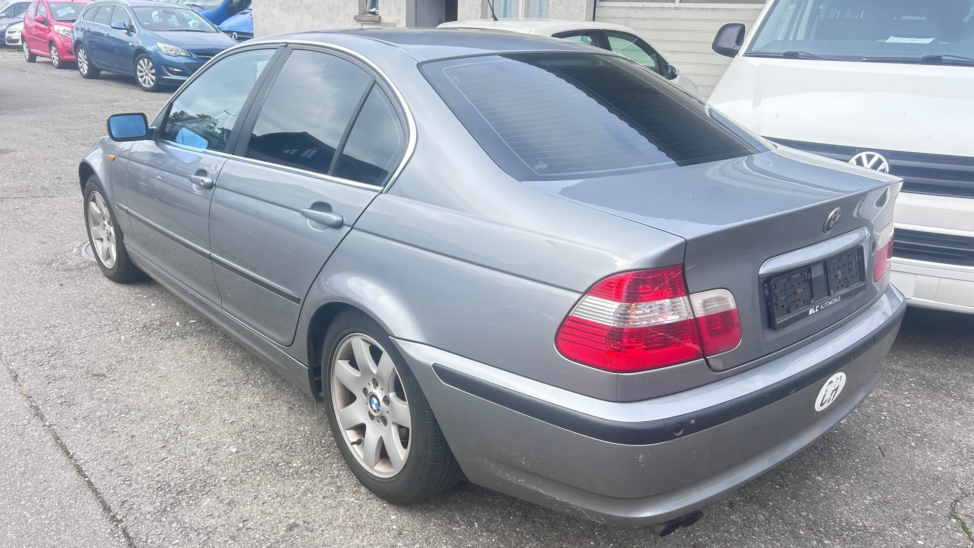 BMW 320i-image-4