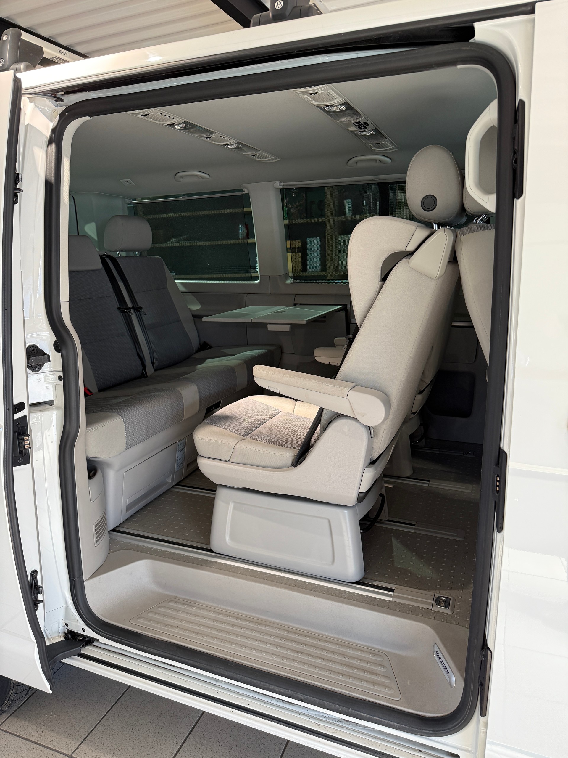 VW T6 Multivan 2.0 TDI Comfortline Edition DSG-image-14