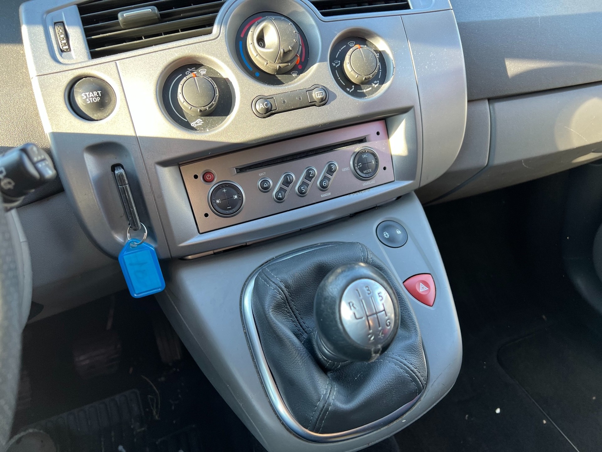 RENAULT Grand Scénic 2.0 dCi Privilège-image-4