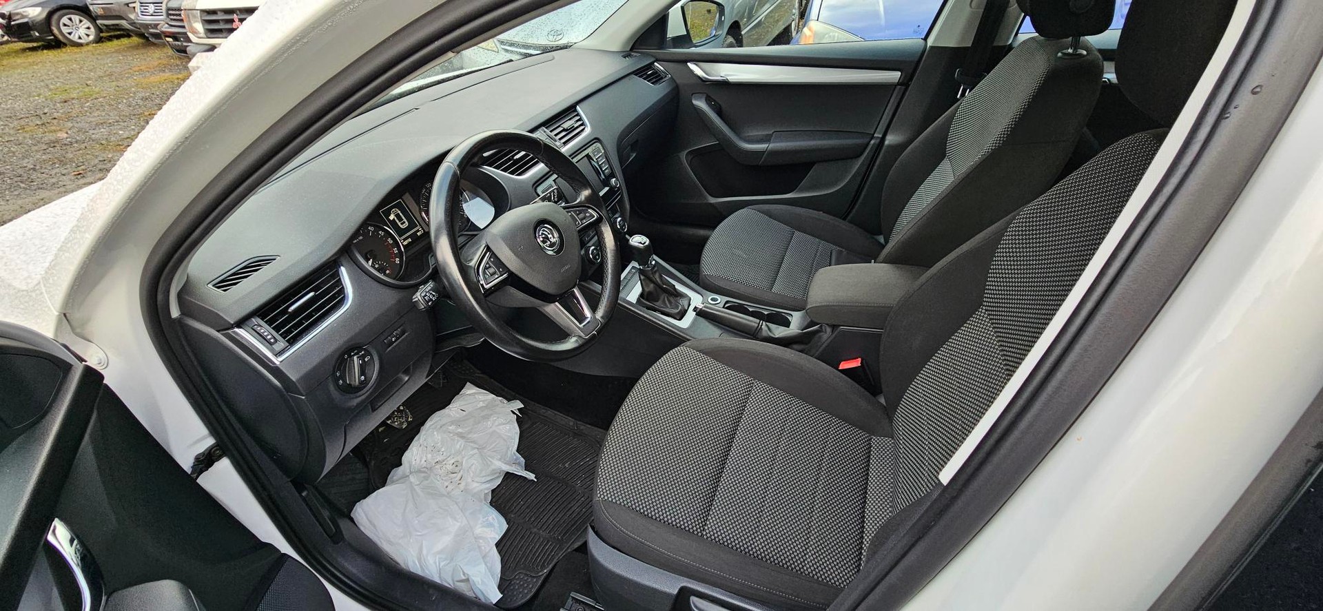 SKODA Octavia Combi 1.6 TDI Swiss Edition 4x4-image-7