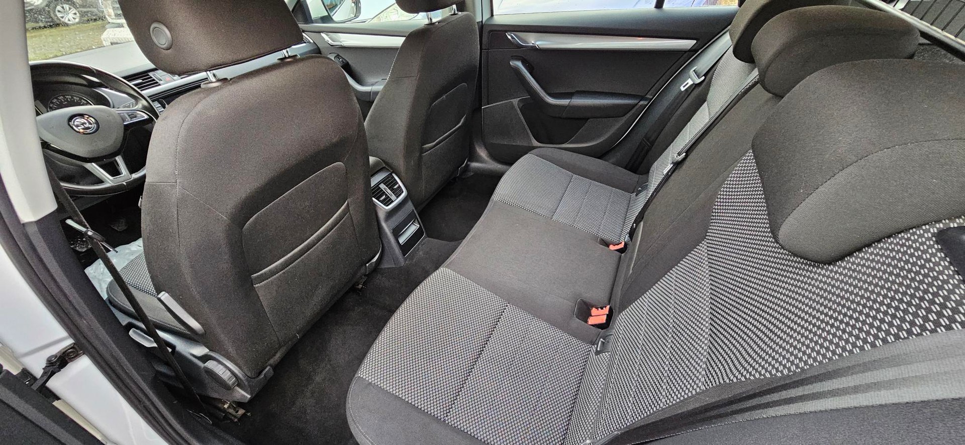 SKODA Octavia Combi 1.6 TDI Swiss Edition 4x4-image-5