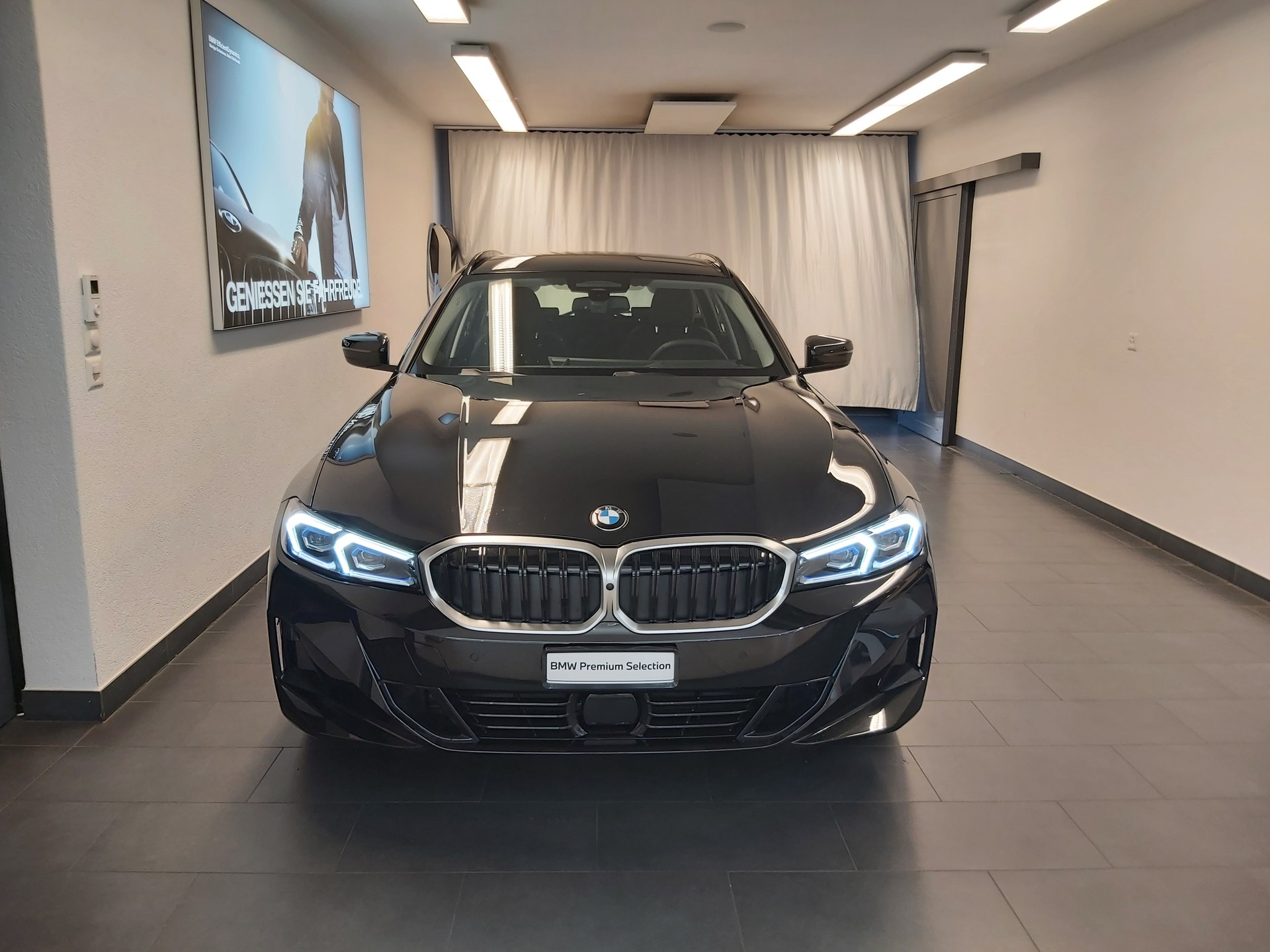 BMW 320d xDrive 48V Touring-image-1