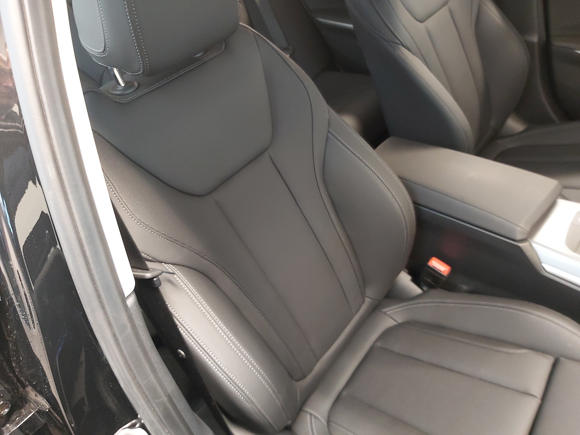BMW 320d xDrive 48V Touring-image-12