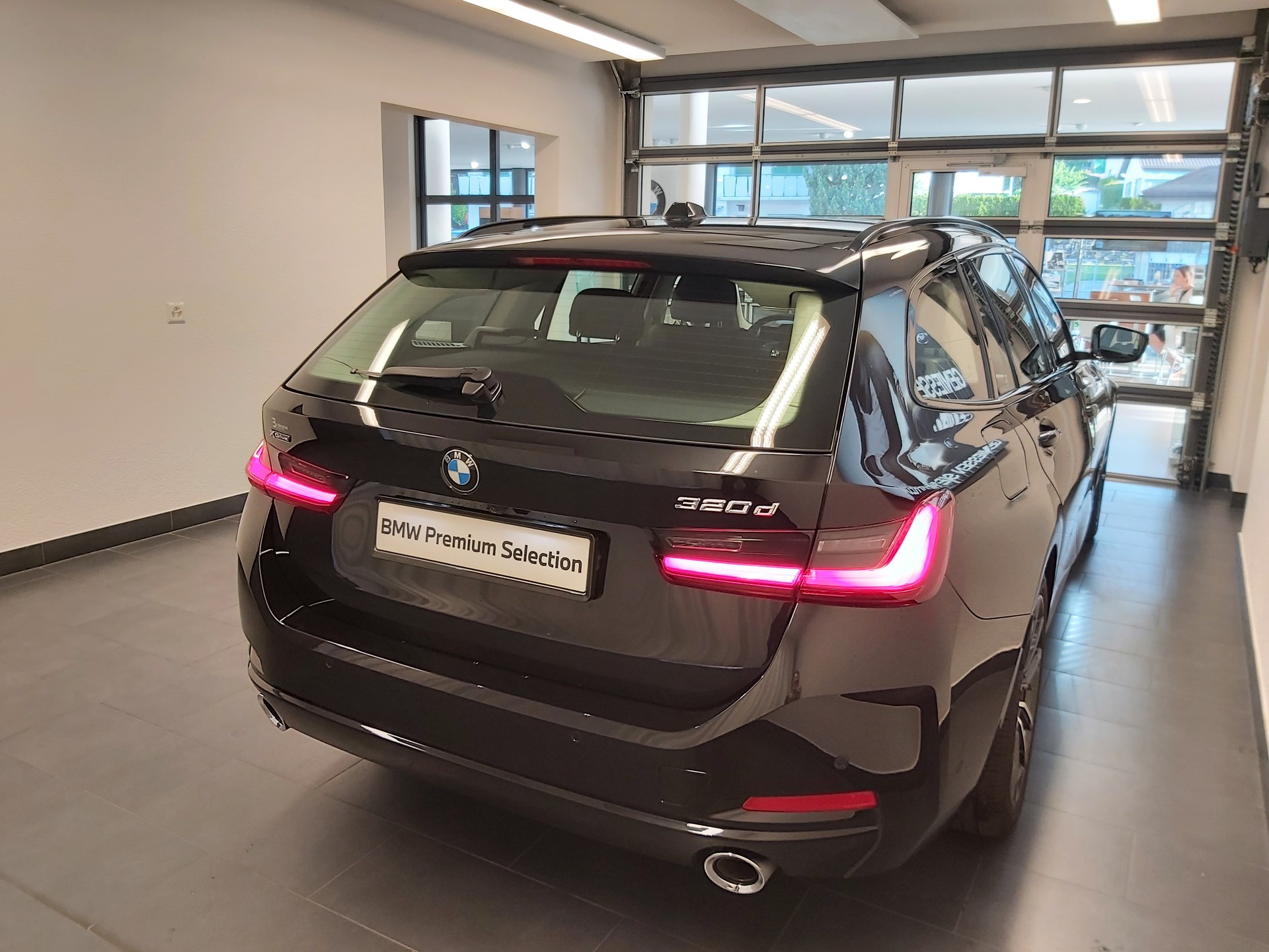 BMW 320d xDrive 48V Touring-image-5
