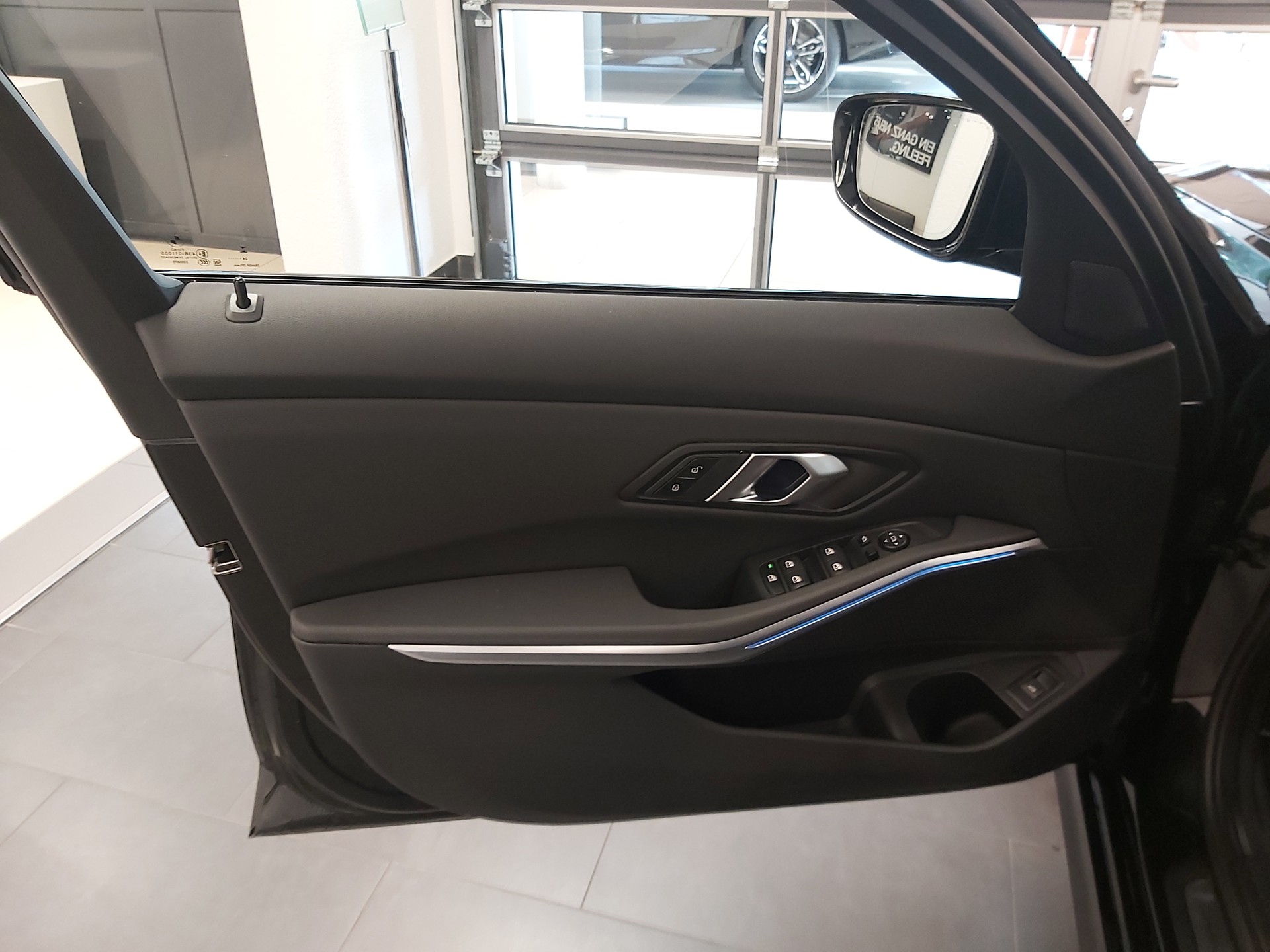 BMW 320d xDrive 48V Touring-image-17