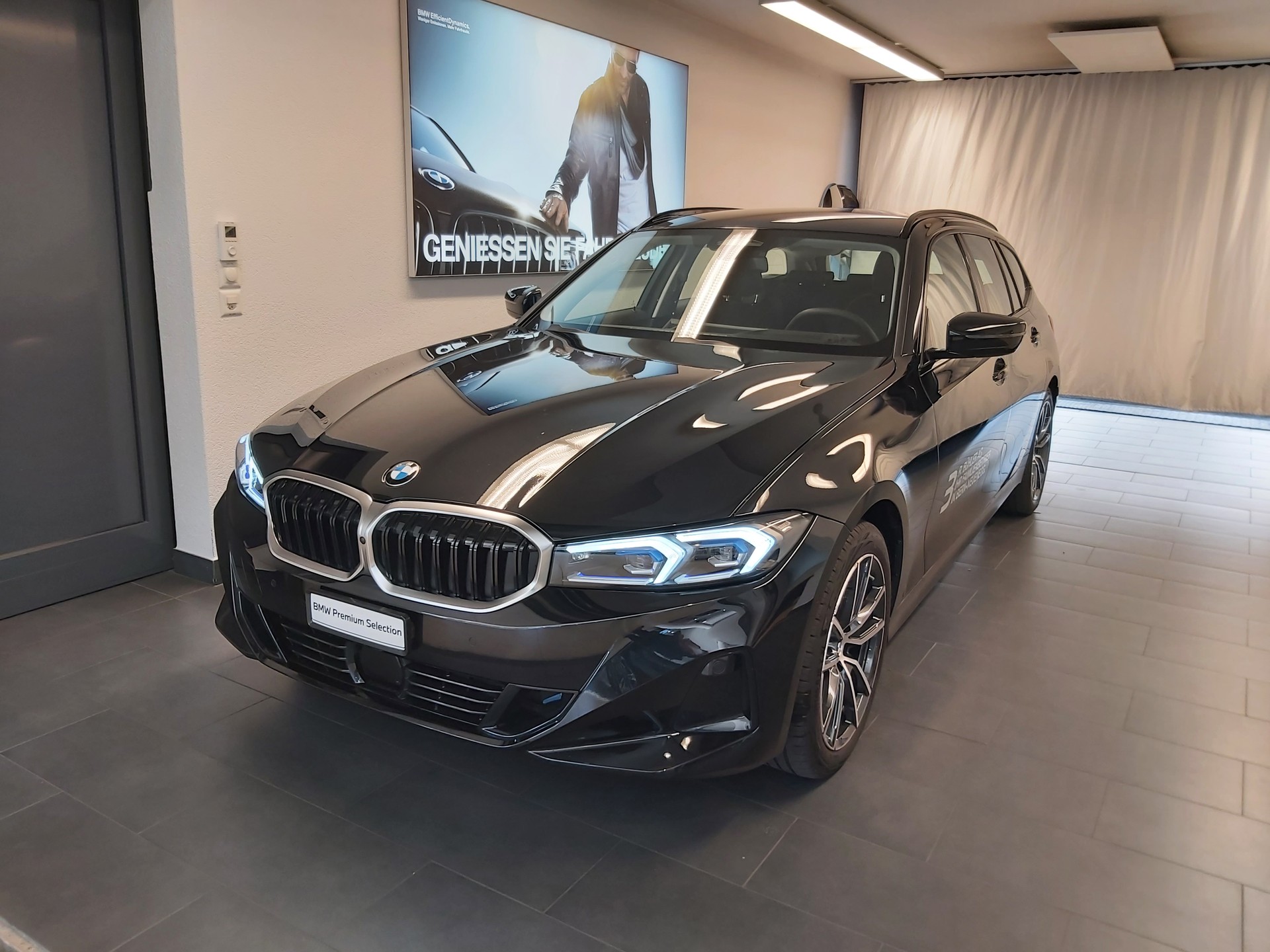 BMW 320d xDrive 48V Touring-image-0