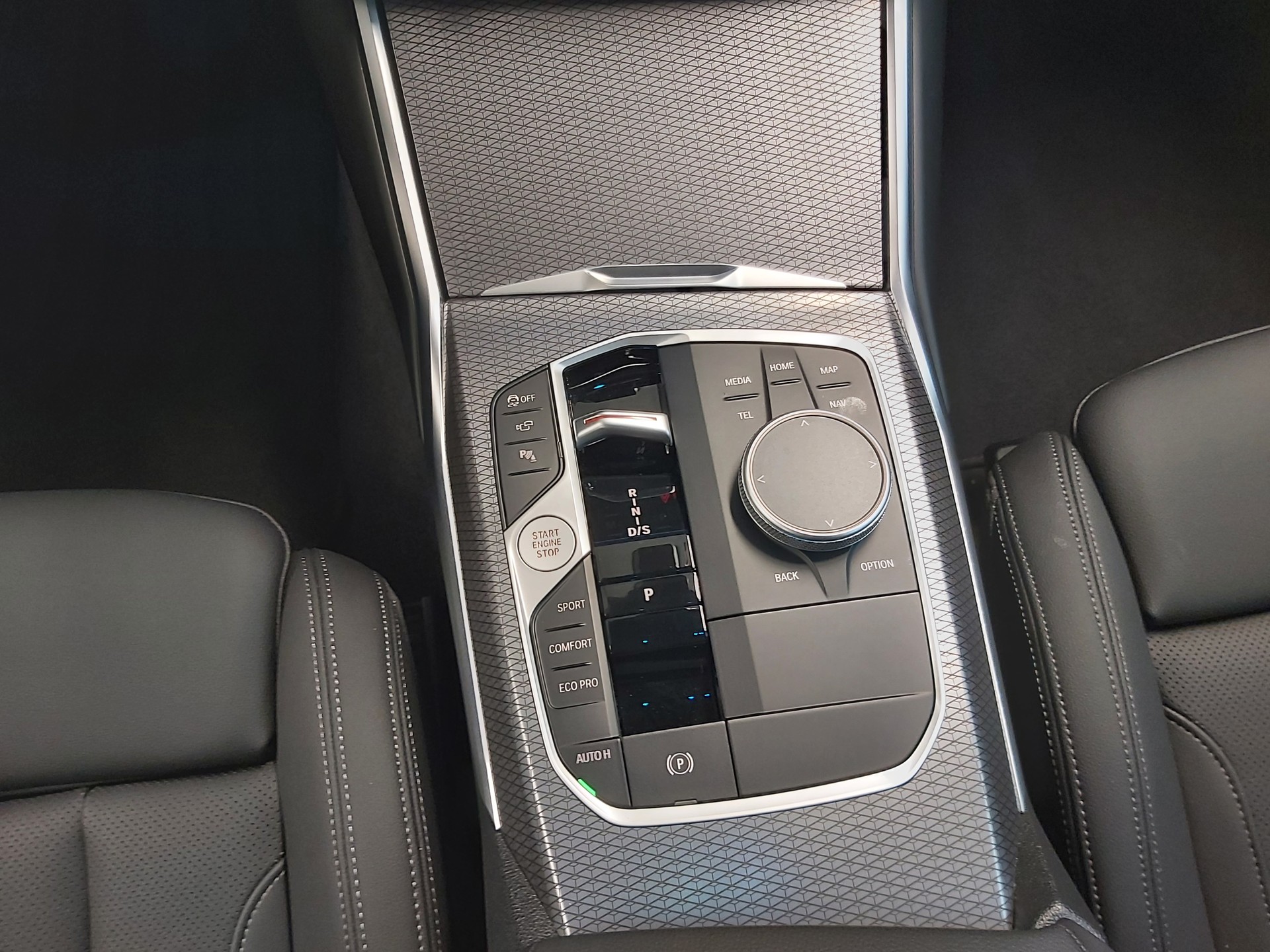 BMW 320d xDrive 48V Touring-image-16
