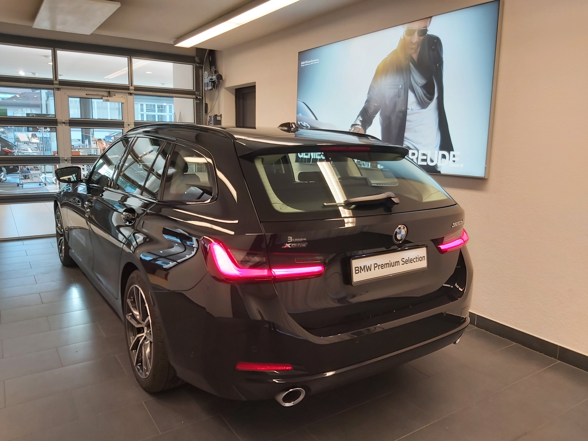 BMW 320d xDrive 48V Touring-image-4