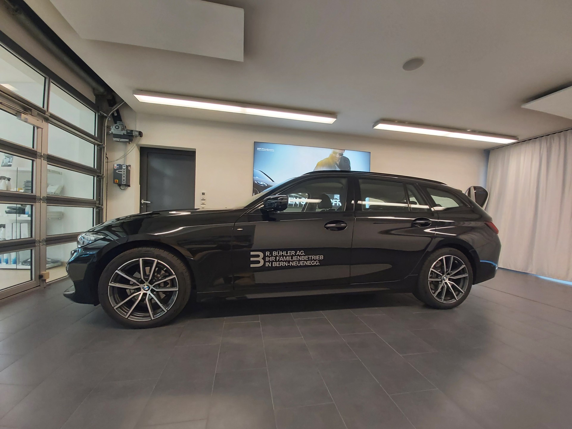 BMW 320d xDrive 48V Touring-image-3