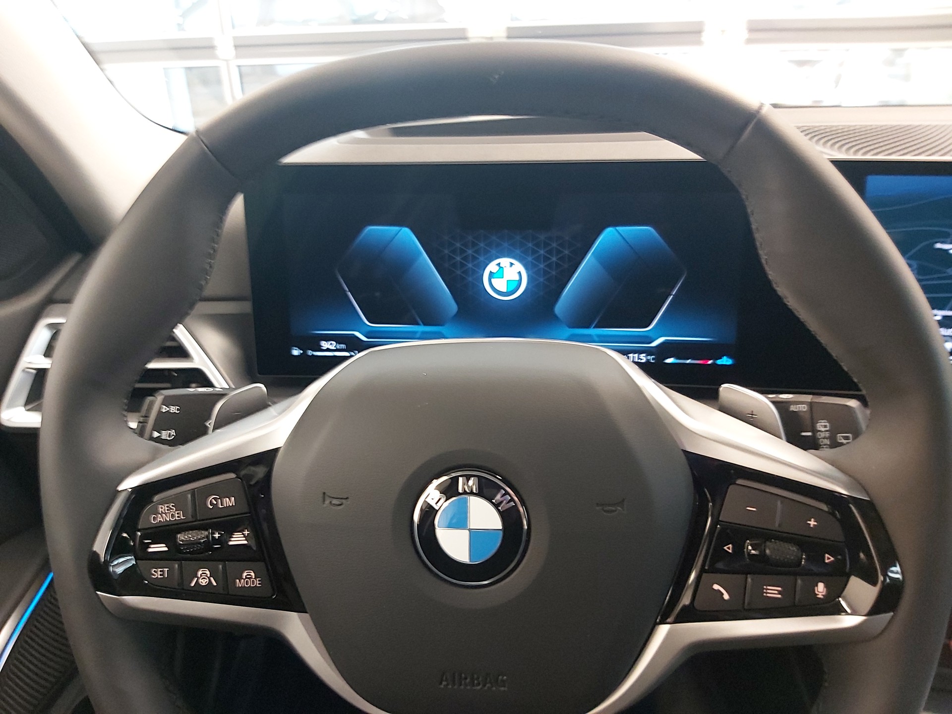 BMW 320d xDrive 48V Touring-image-14