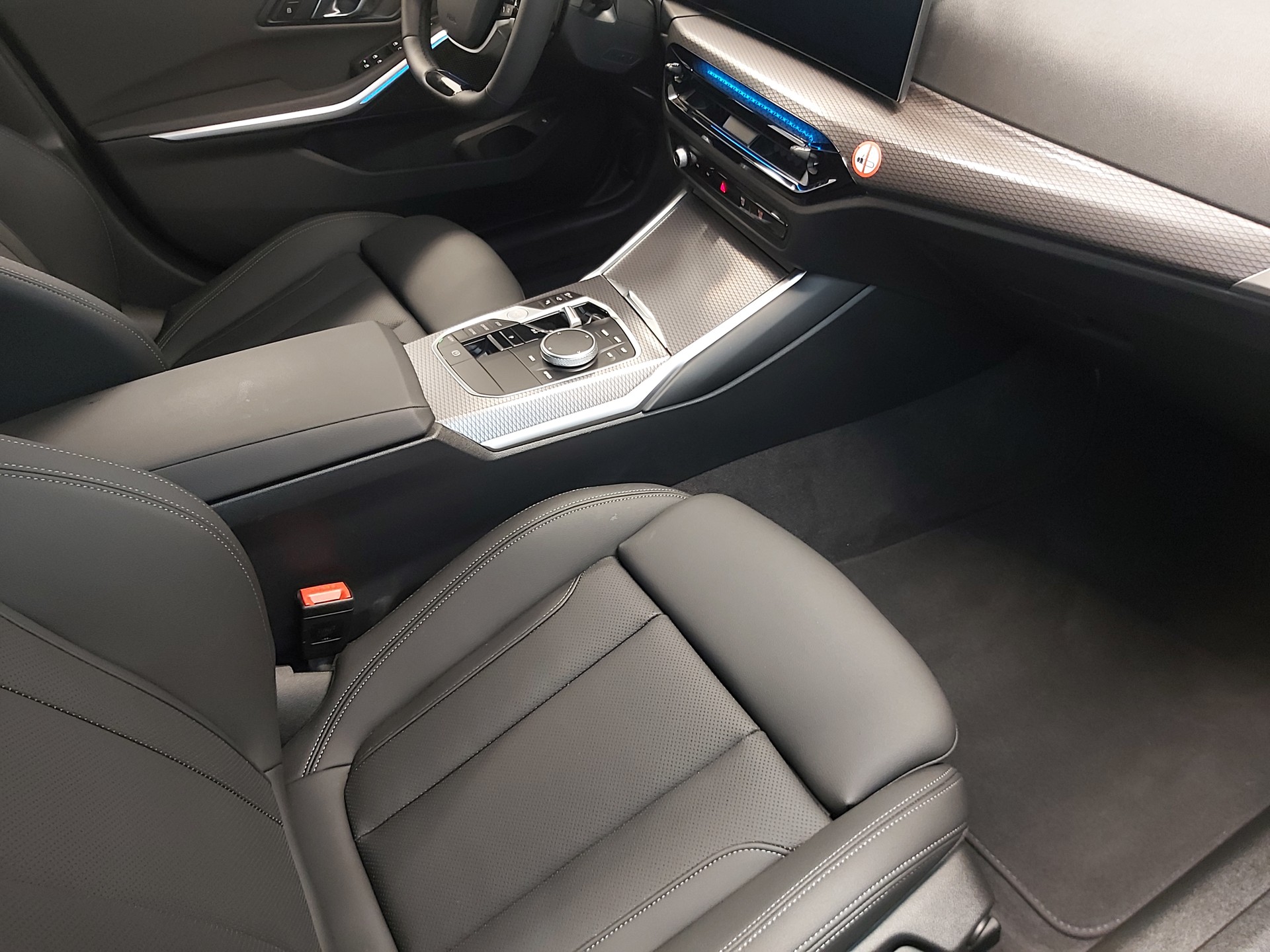 BMW 320d xDrive 48V Touring-image-11