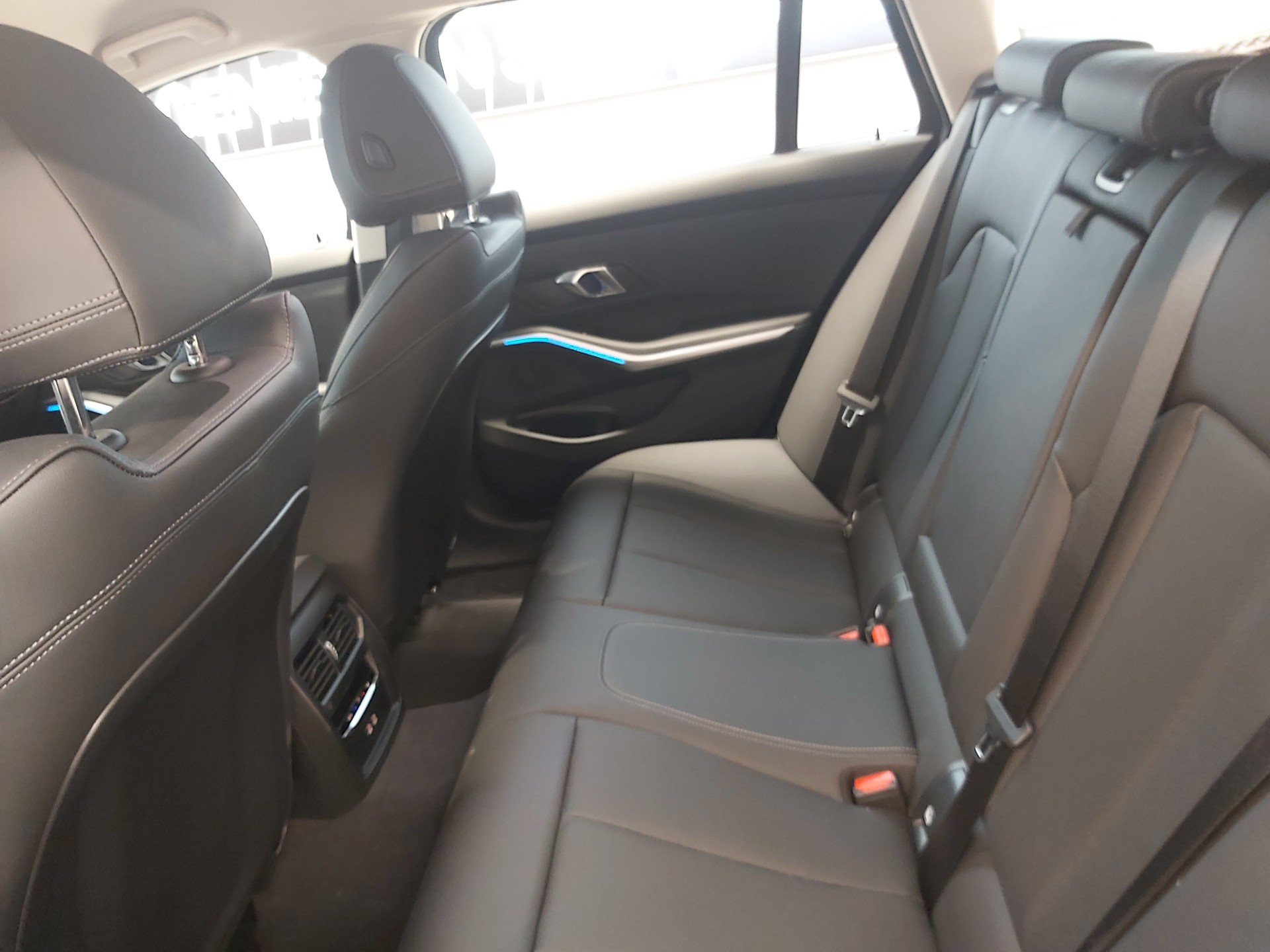 BMW 320d xDrive 48V Touring-image-18